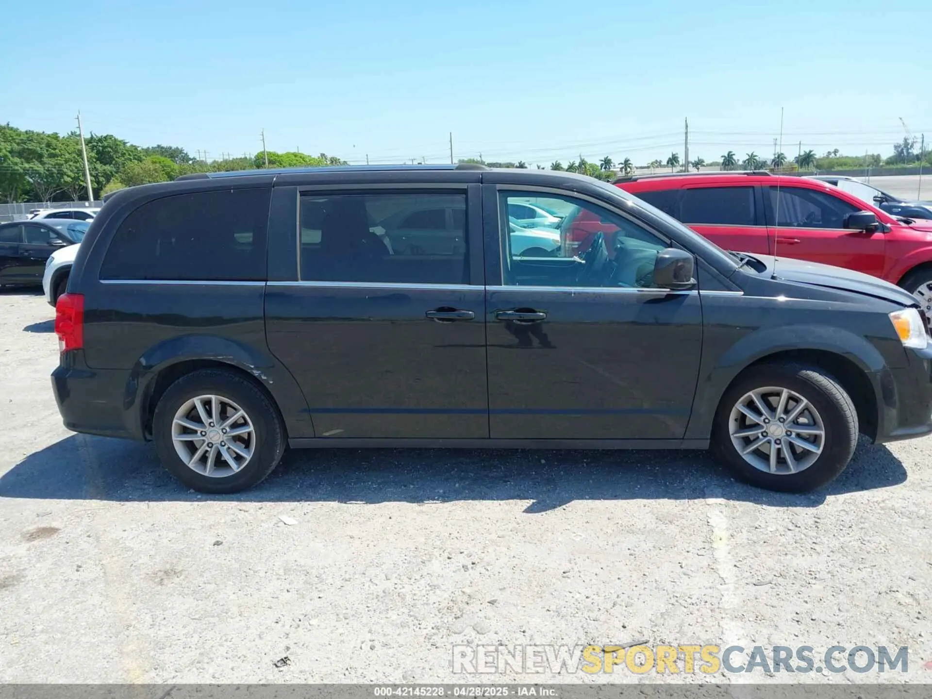 13 Photograph of a damaged car 2C4RDGCGXKR743304 DODGE GRAND CARAVAN 2019