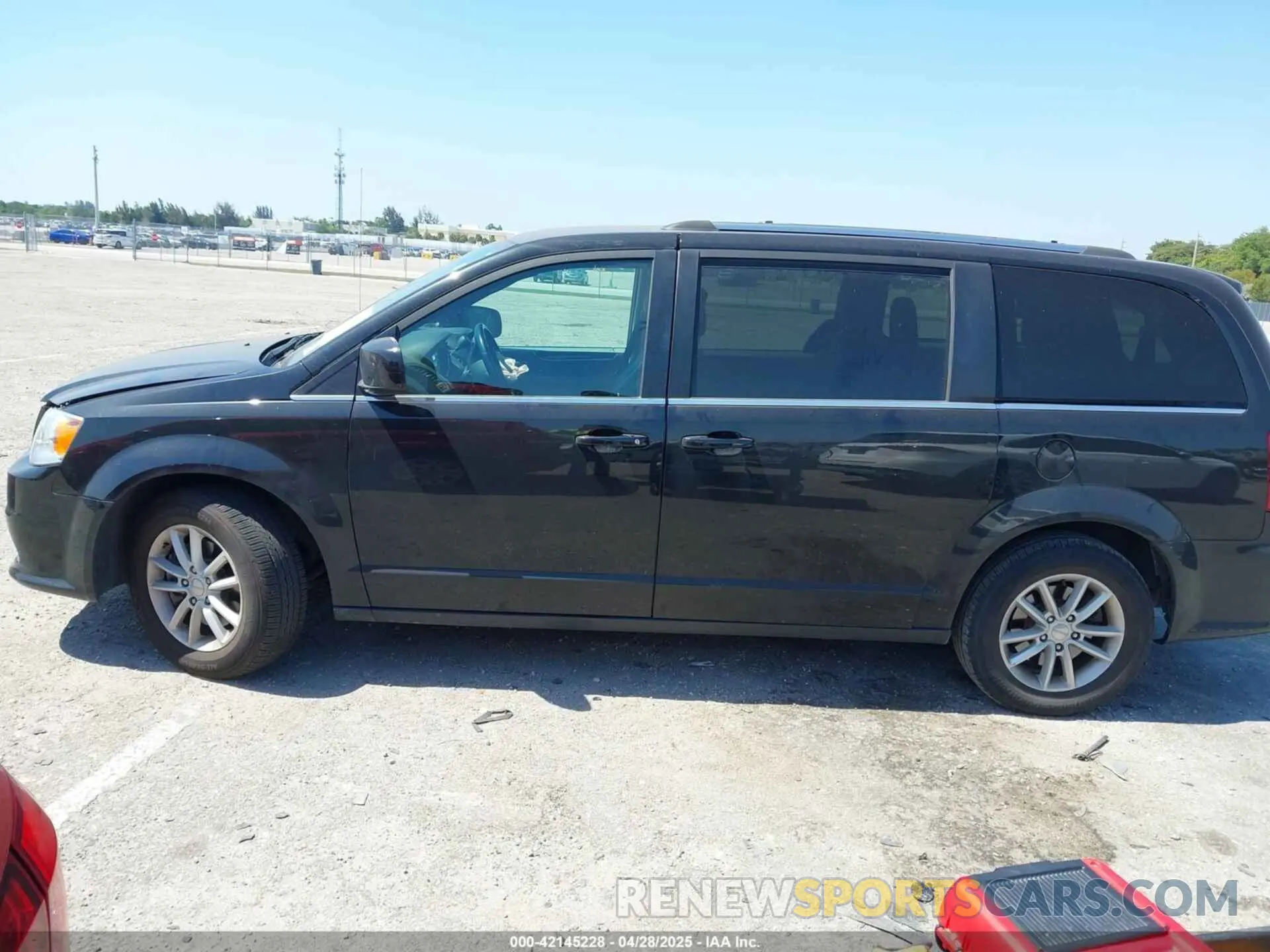 14 Photograph of a damaged car 2C4RDGCGXKR743304 DODGE GRAND CARAVAN 2019