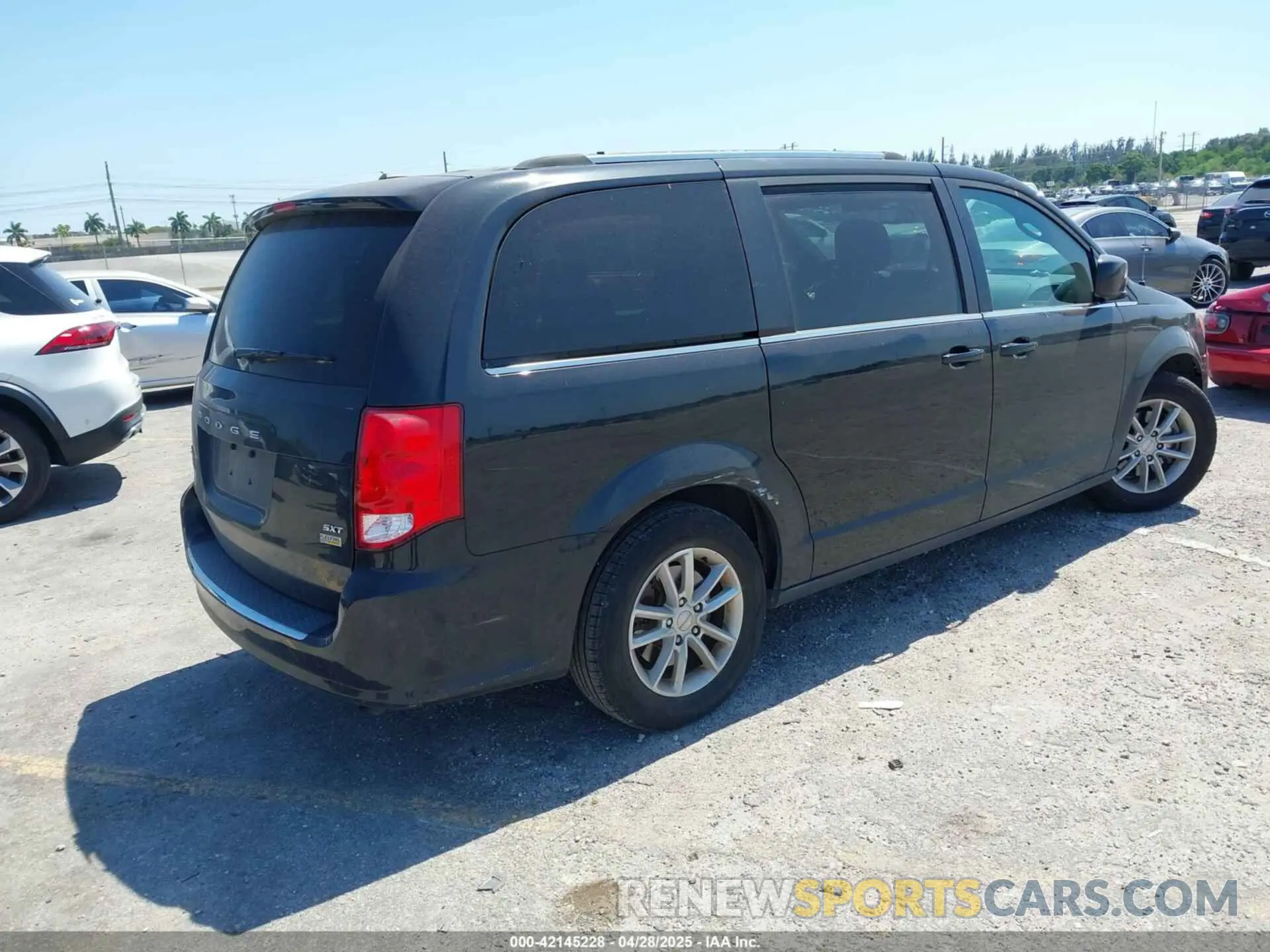 4 Photograph of a damaged car 2C4RDGCGXKR743304 DODGE GRAND CARAVAN 2019