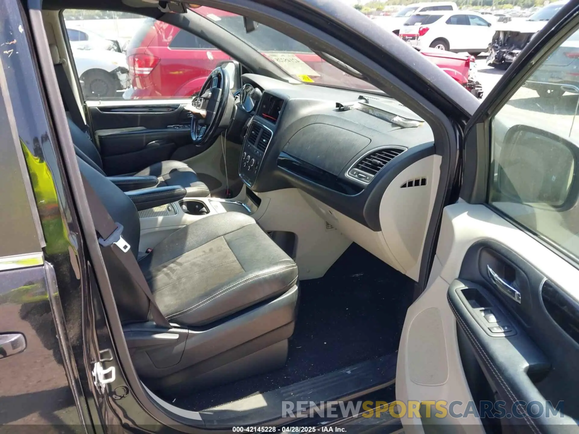 5 Photograph of a damaged car 2C4RDGCGXKR743304 DODGE GRAND CARAVAN 2019