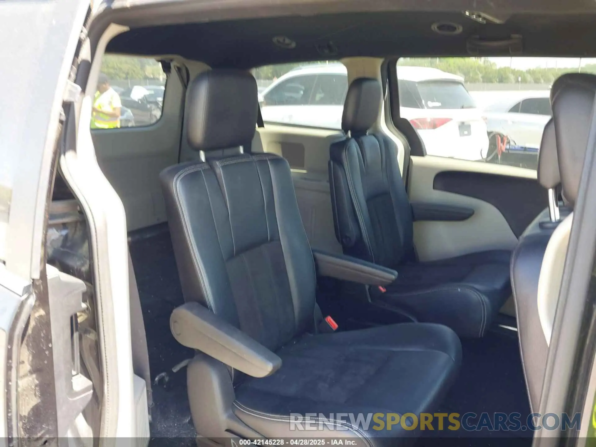 8 Photograph of a damaged car 2C4RDGCGXKR743304 DODGE GRAND CARAVAN 2019