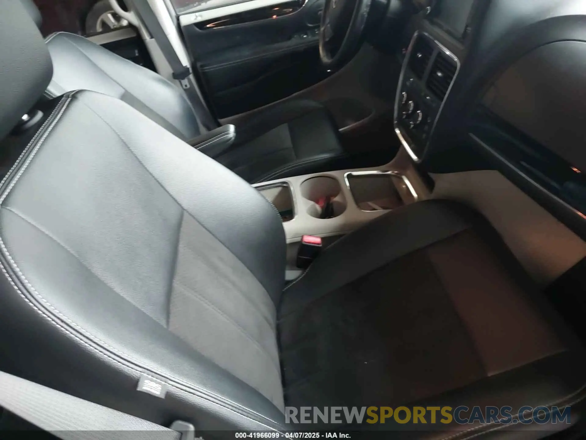 5 Photograph of a damaged car 2C4RDGCGXKR759292 DODGE GRAND CARAVAN 2019