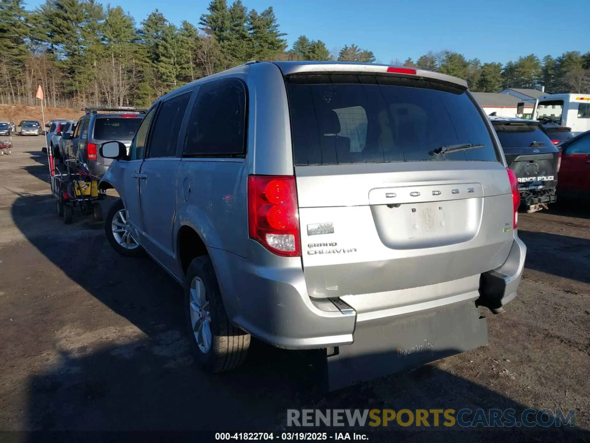 3 Photograph of a damaged car 2C4RDGCGXKR761883 DODGE GRAND CARAVAN 2019
