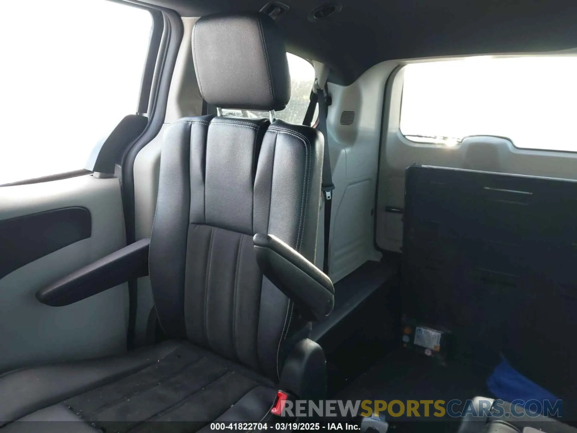 8 Photograph of a damaged car 2C4RDGCGXKR761883 DODGE GRAND CARAVAN 2019