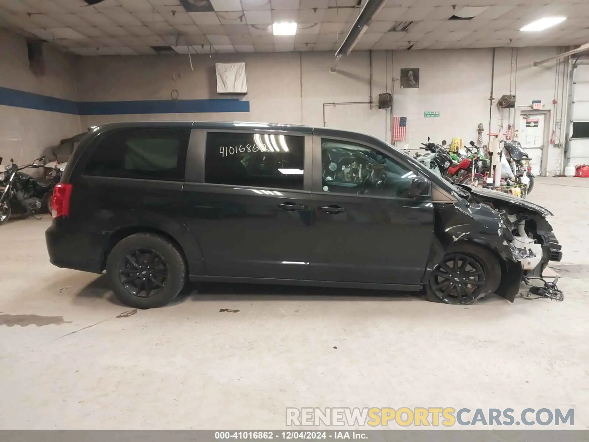 13 Photograph of a damaged car 2C4RDGEG0KR637893 DODGE GRAND CARAVAN 2019