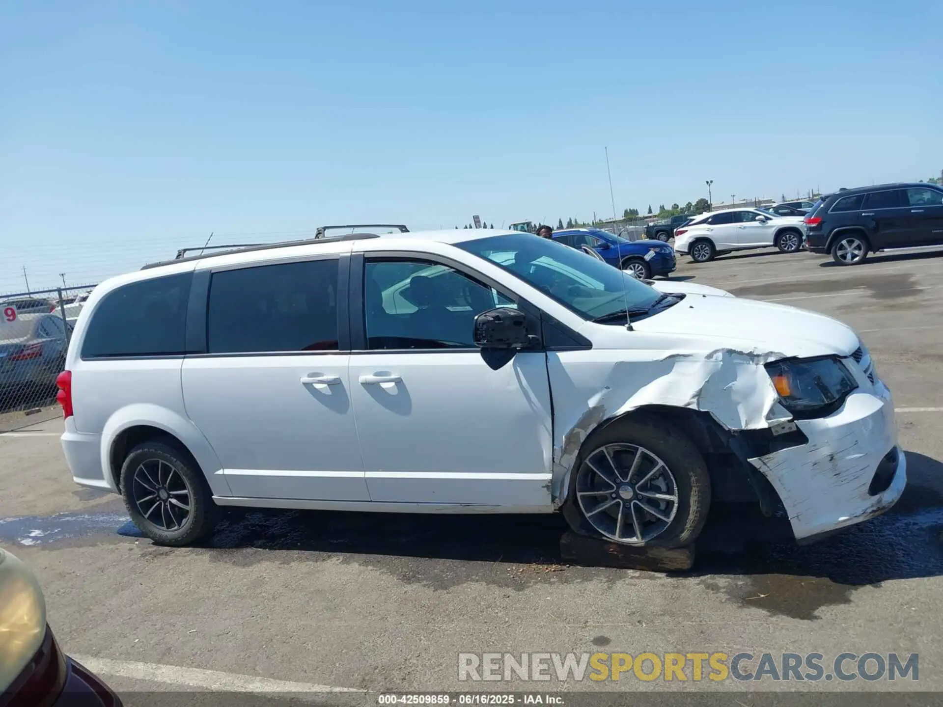 12 Photograph of a damaged car 2C4RDGEG0KR662602 DODGE GRAND CARAVAN 2019
