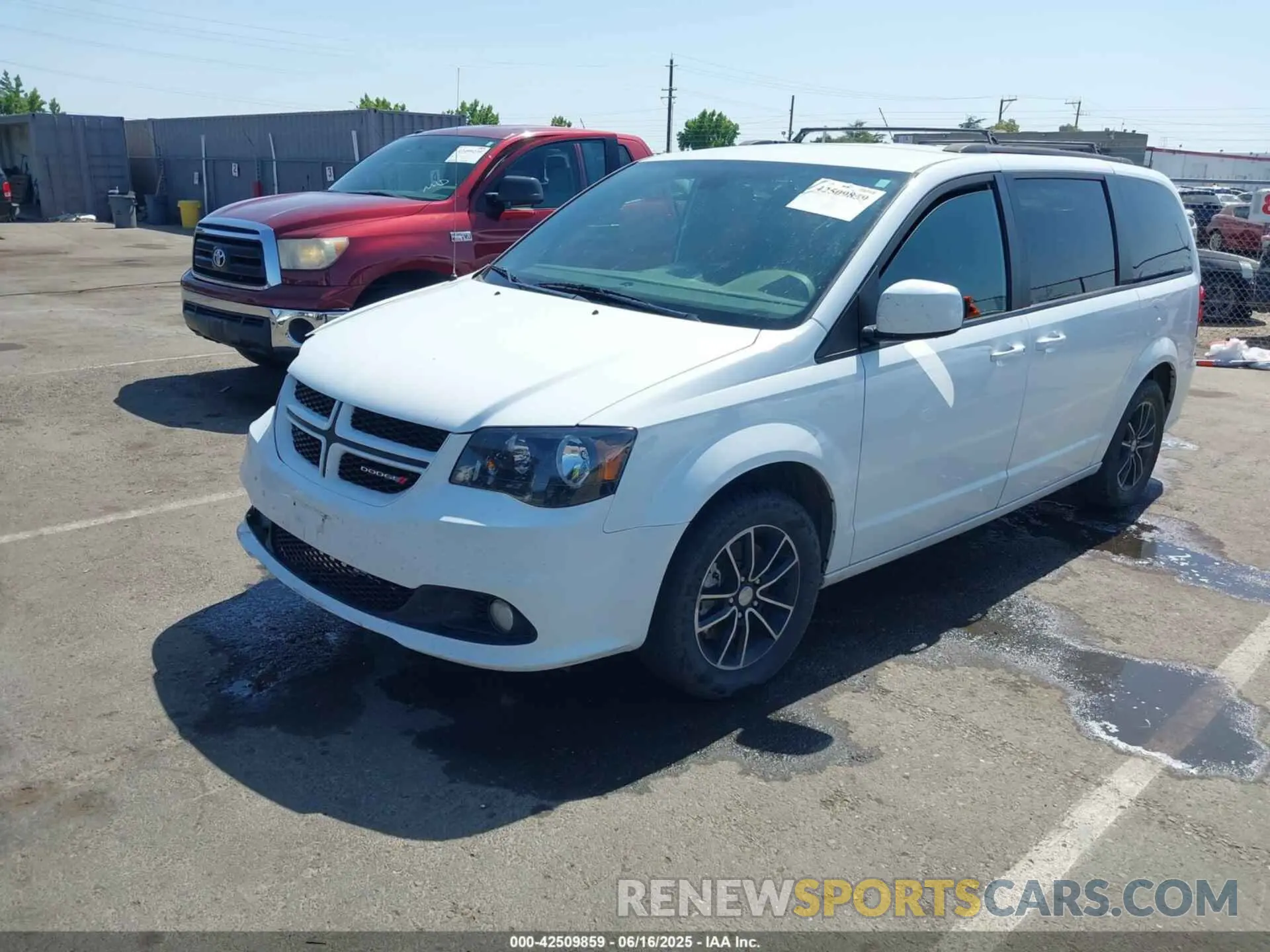 2 Photograph of a damaged car 2C4RDGEG0KR662602 DODGE GRAND CARAVAN 2019
