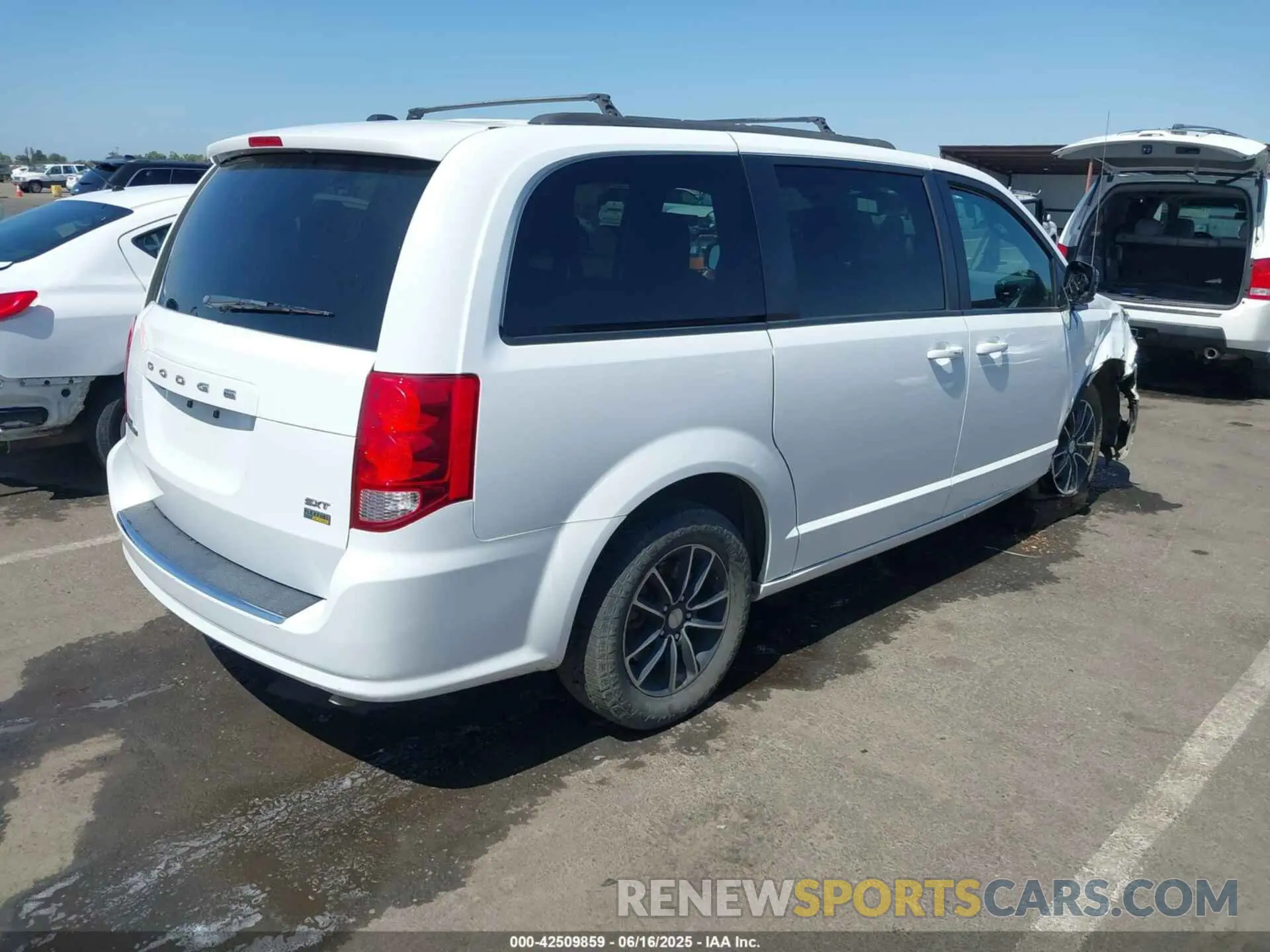 4 Photograph of a damaged car 2C4RDGEG0KR662602 DODGE GRAND CARAVAN 2019
