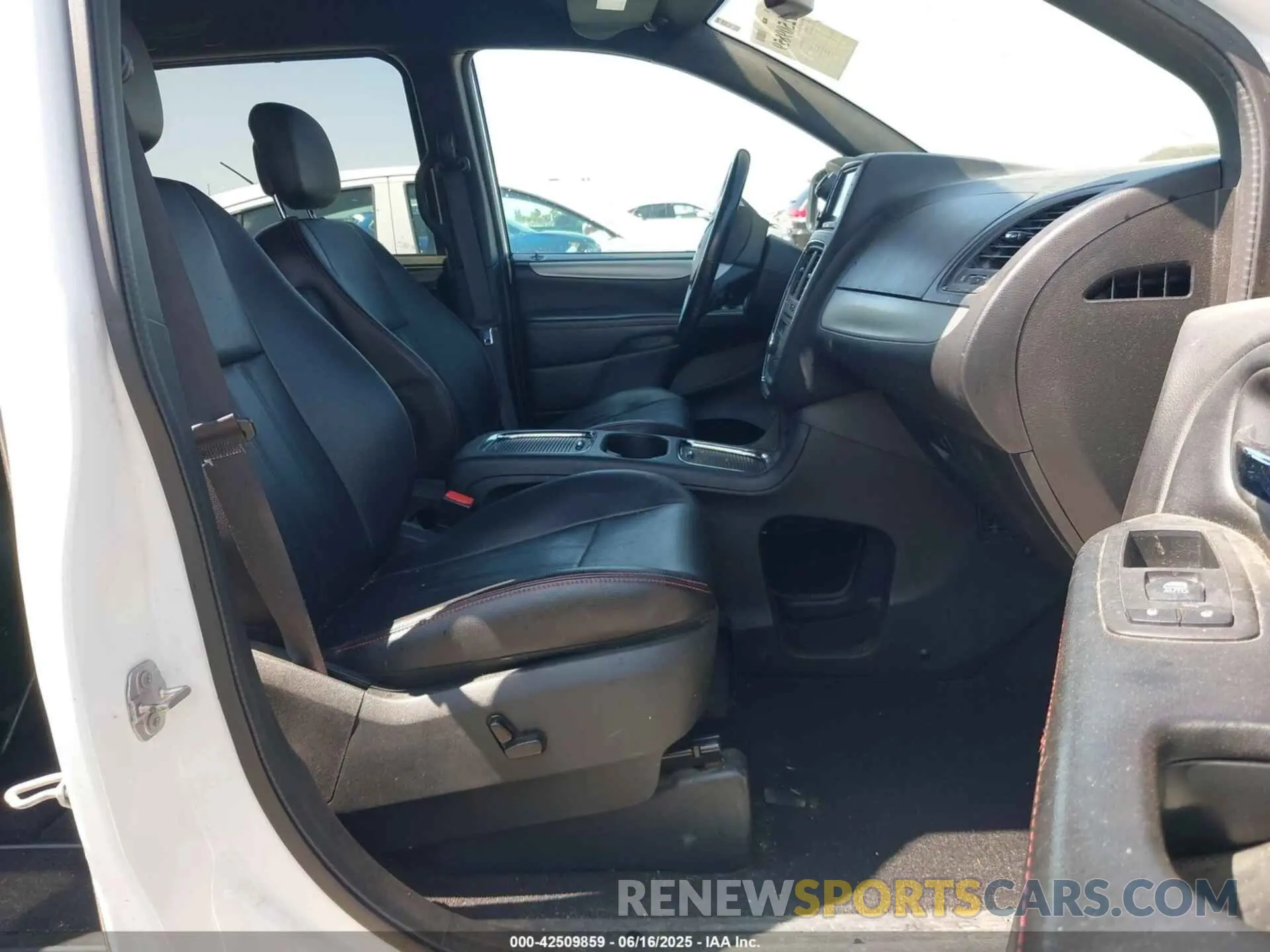 5 Photograph of a damaged car 2C4RDGEG0KR662602 DODGE GRAND CARAVAN 2019