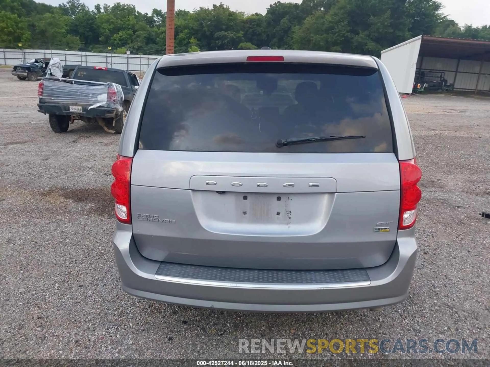 17 Photograph of a damaged car 2C4RDGEG0KR769570 DODGE GRAND CARAVAN 2019
