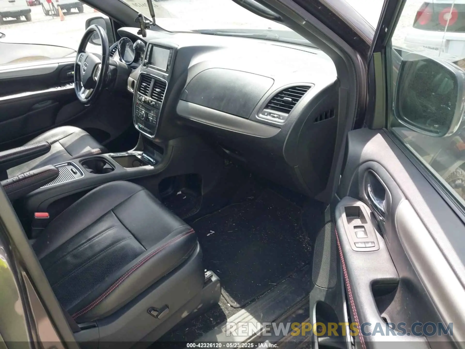 5 Photograph of a damaged car 2C4RDGEG1KR752552 DODGE GRAND CARAVAN 2019