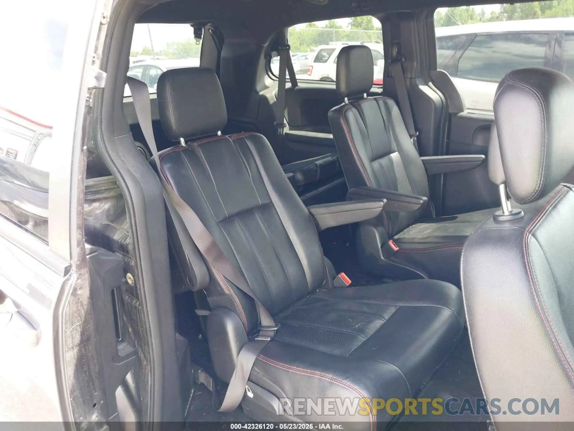 8 Photograph of a damaged car 2C4RDGEG1KR752552 DODGE GRAND CARAVAN 2019