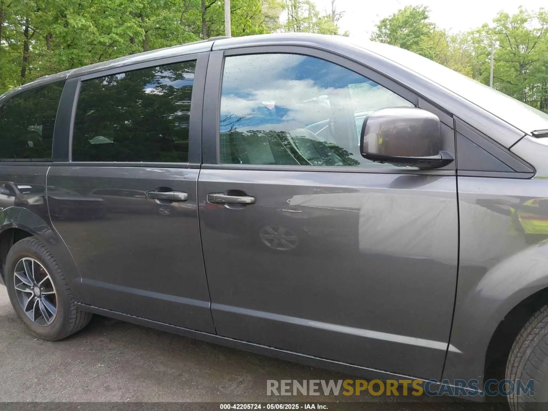 13 Photograph of a damaged car 2C4RDGEG2KR520641 DODGE GRAND CARAVAN 2019