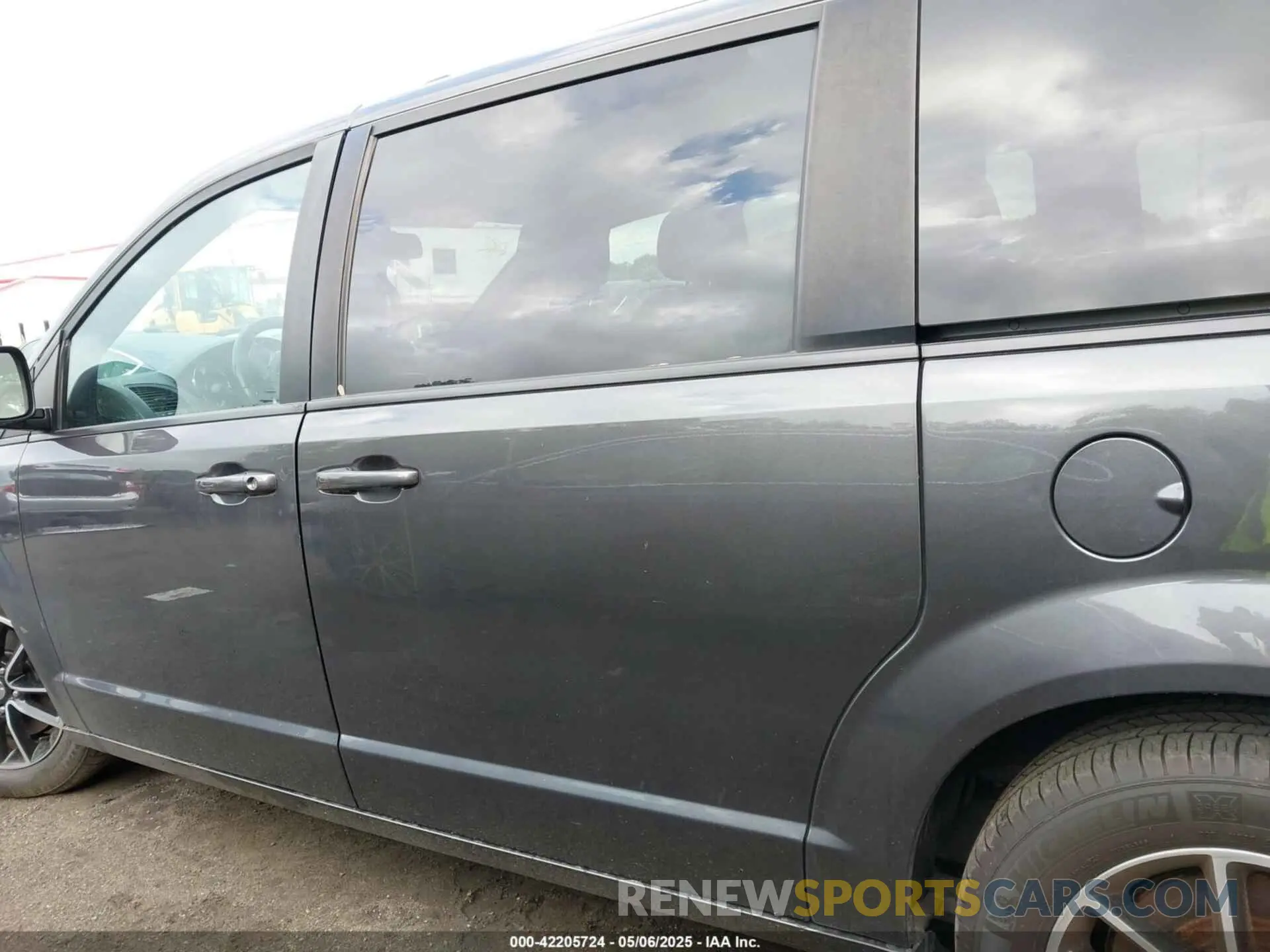 14 Photograph of a damaged car 2C4RDGEG2KR520641 DODGE GRAND CARAVAN 2019