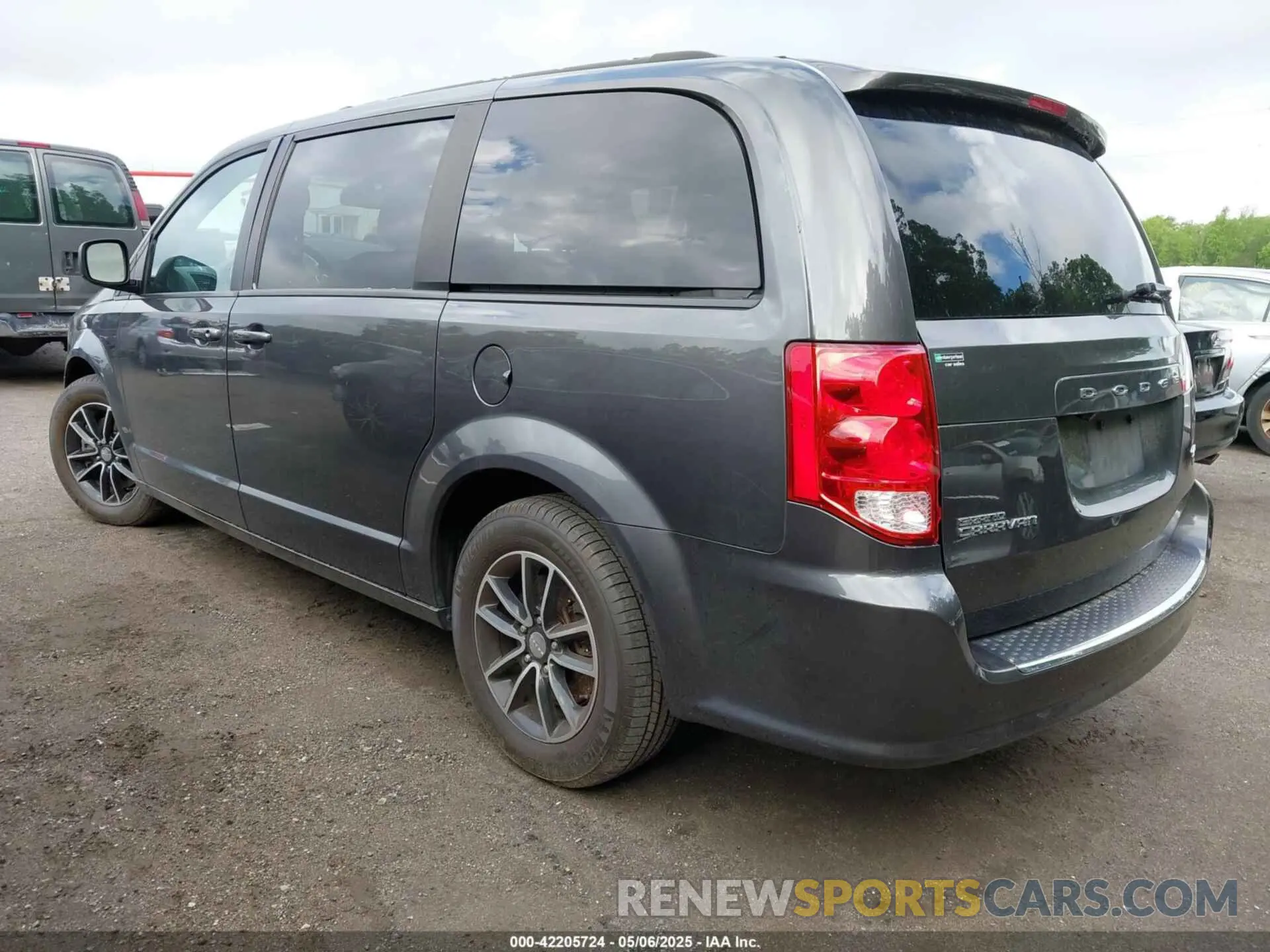 3 Photograph of a damaged car 2C4RDGEG2KR520641 DODGE GRAND CARAVAN 2019