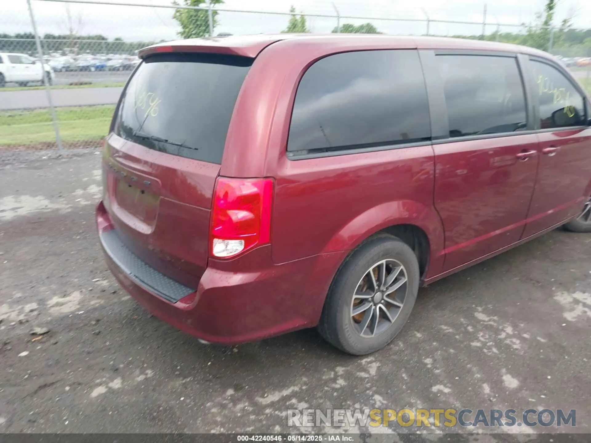 4 Photograph of a damaged car 2C4RDGEG2KR617905 DODGE GRAND CARAVAN 2019