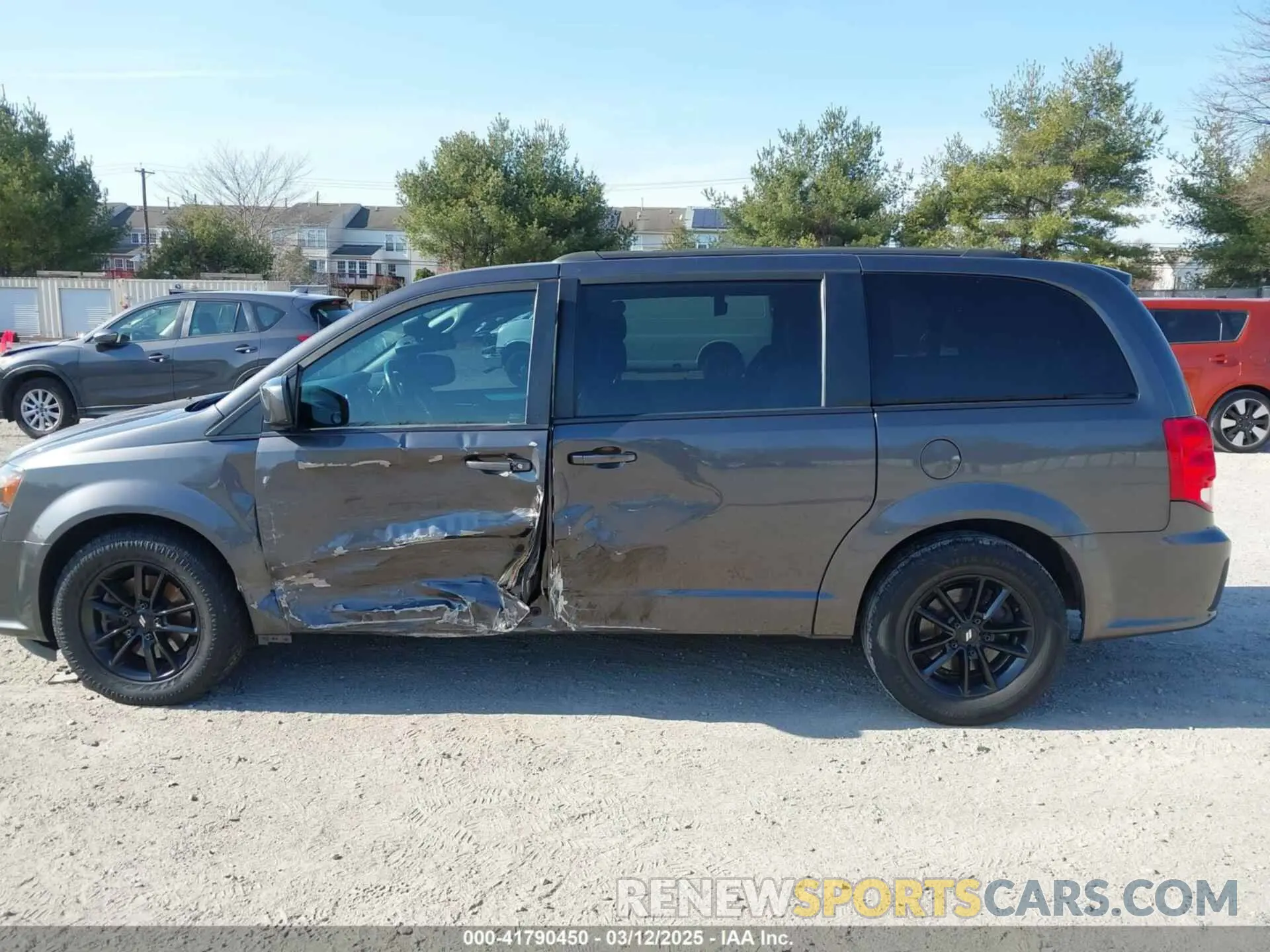 14 Photograph of a damaged car 2C4RDGEG2KR694581 DODGE GRAND CARAVAN 2019