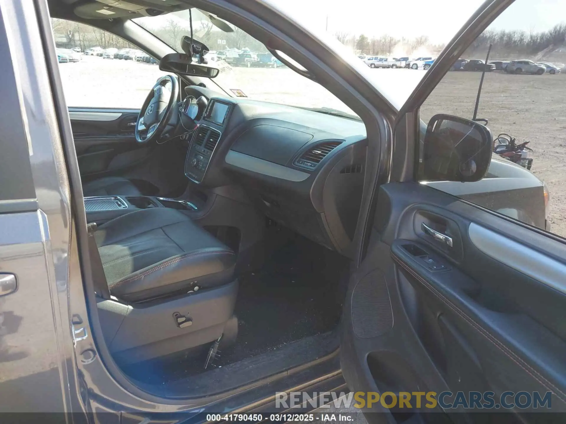 5 Photograph of a damaged car 2C4RDGEG2KR694581 DODGE GRAND CARAVAN 2019
