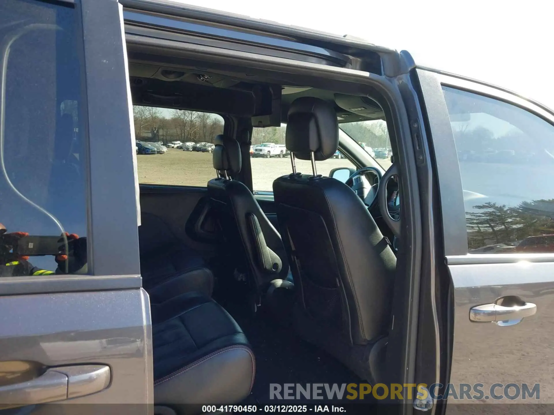 8 Photograph of a damaged car 2C4RDGEG2KR694581 DODGE GRAND CARAVAN 2019