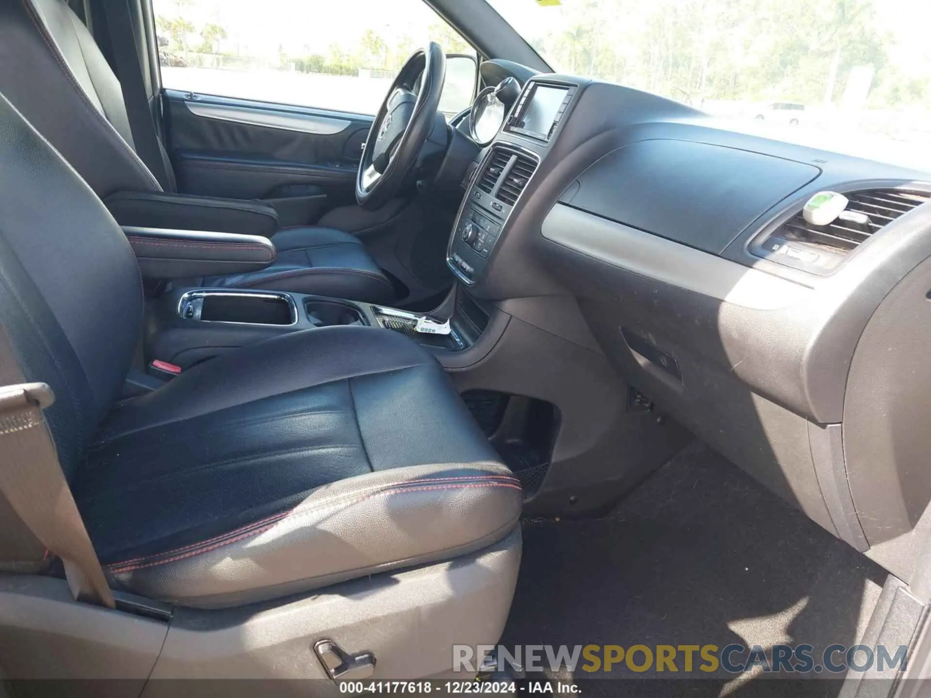 5 Photograph of a damaged car 2C4RDGEG2KR736330 DODGE GRAND CARAVAN 2019