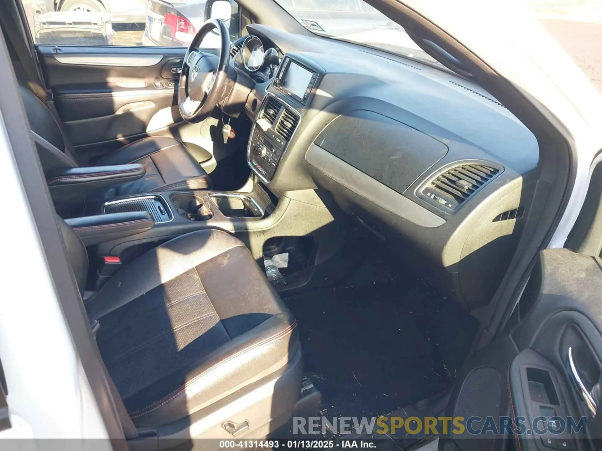 5 Photograph of a damaged car 2C4RDGEG2KR748042 DODGE GRAND CARAVAN 2019