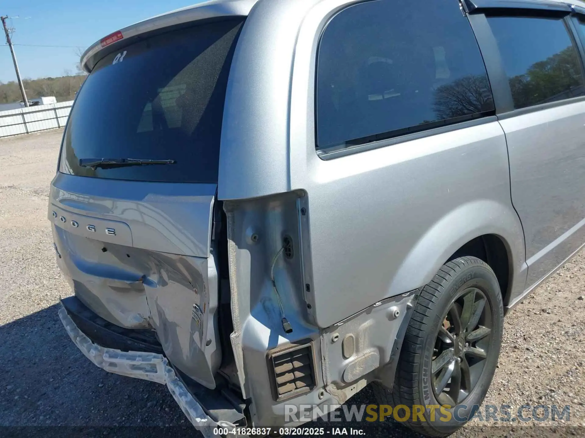 19 Photograph of a damaged car 2C4RDGEG2KR760353 DODGE GRAND CARAVAN 2019