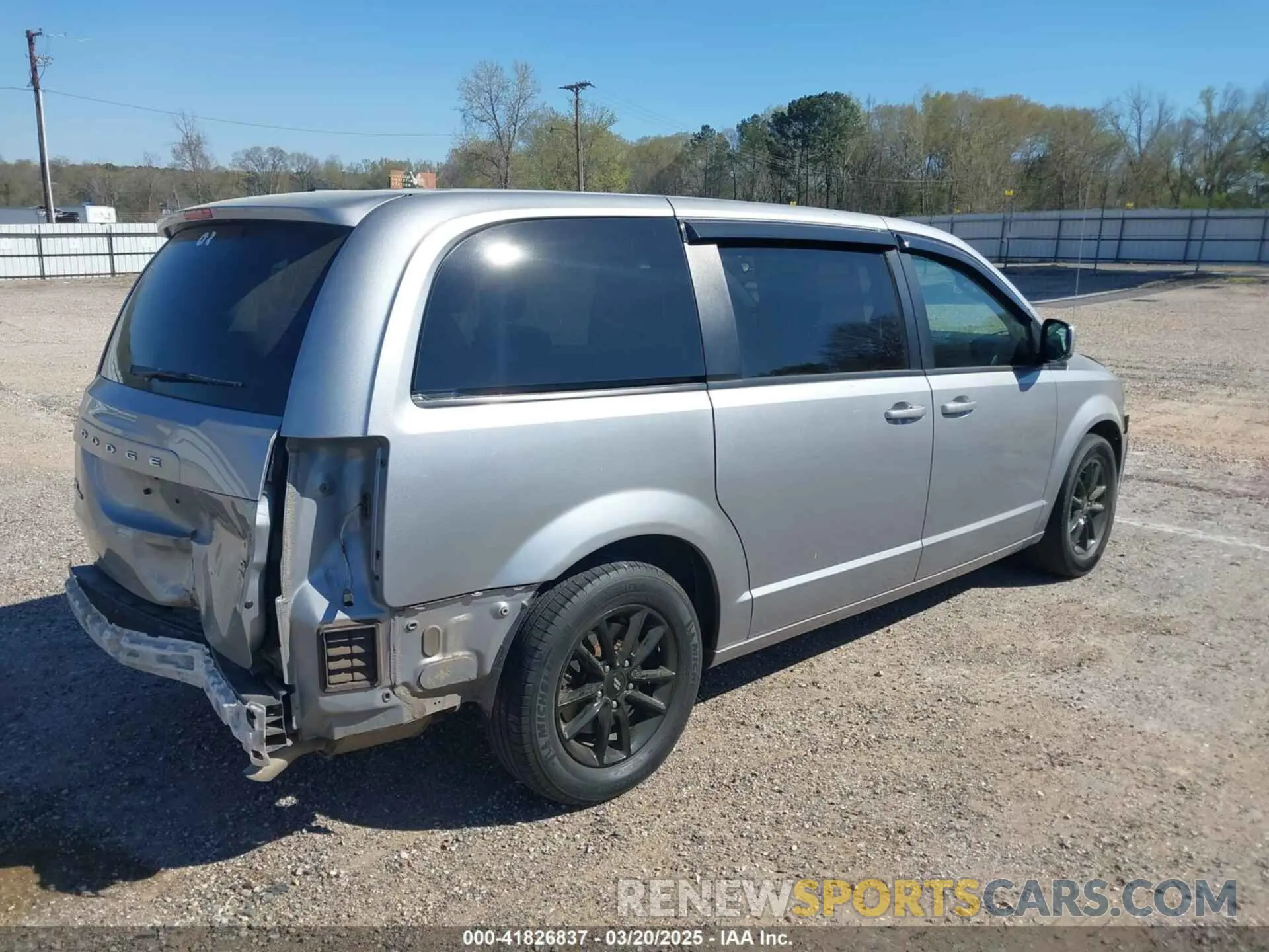 4 Photograph of a damaged car 2C4RDGEG2KR760353 DODGE GRAND CARAVAN 2019