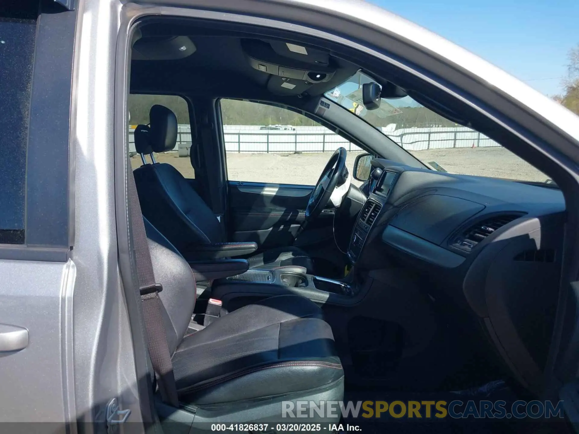 5 Photograph of a damaged car 2C4RDGEG2KR760353 DODGE GRAND CARAVAN 2019
