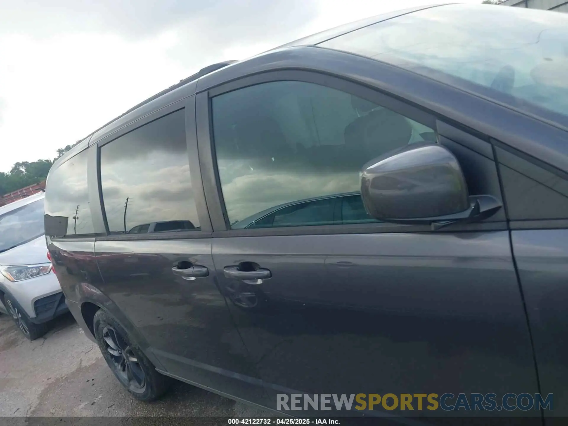 12 Photograph of a damaged car 2C4RDGEG2KR788783 DODGE GRAND CARAVAN 2019