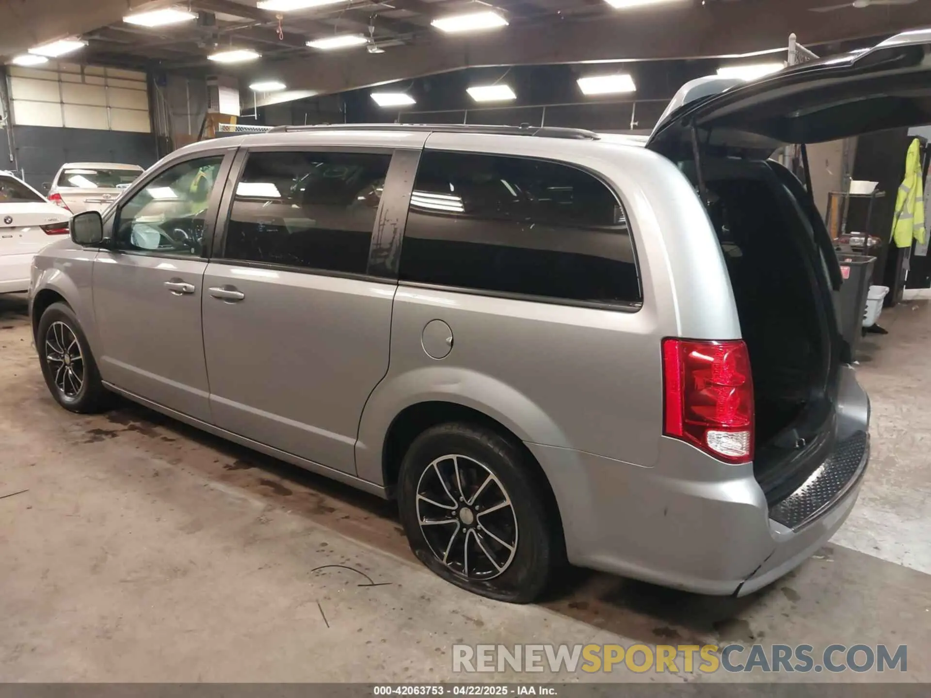 3 Photograph of a damaged car 2C4RDGEG3KR663355 DODGE GRAND CARAVAN 2019