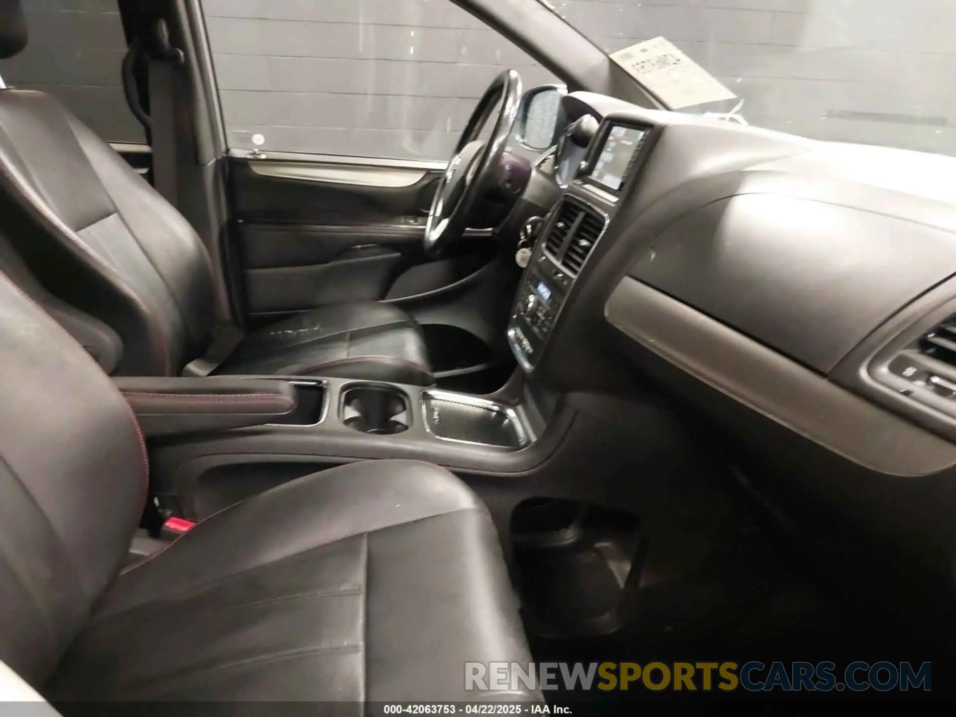5 Photograph of a damaged car 2C4RDGEG3KR663355 DODGE GRAND CARAVAN 2019