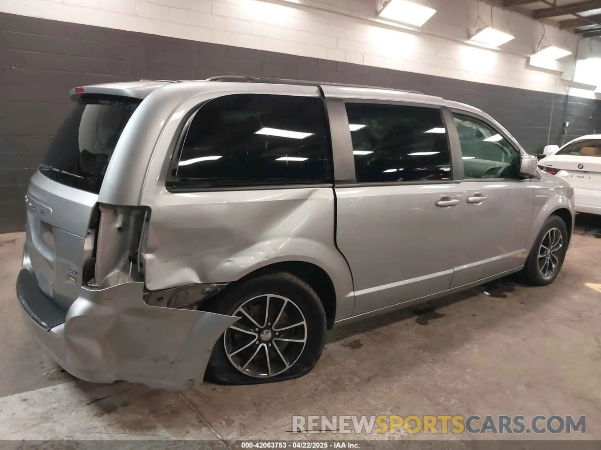 6 Photograph of a damaged car 2C4RDGEG3KR663355 DODGE GRAND CARAVAN 2019