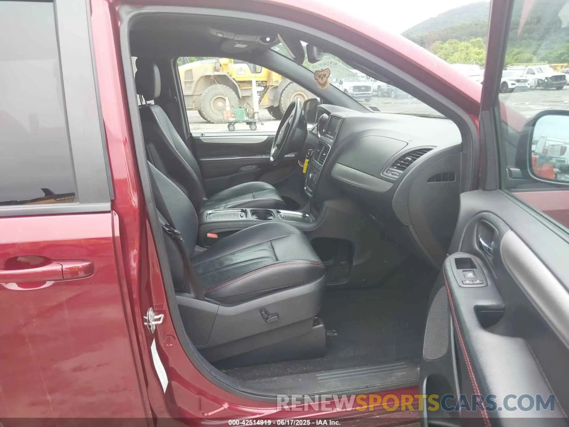 5 Photograph of a damaged car 2C4RDGEG3KR711503 DODGE GRAND CARAVAN 2019