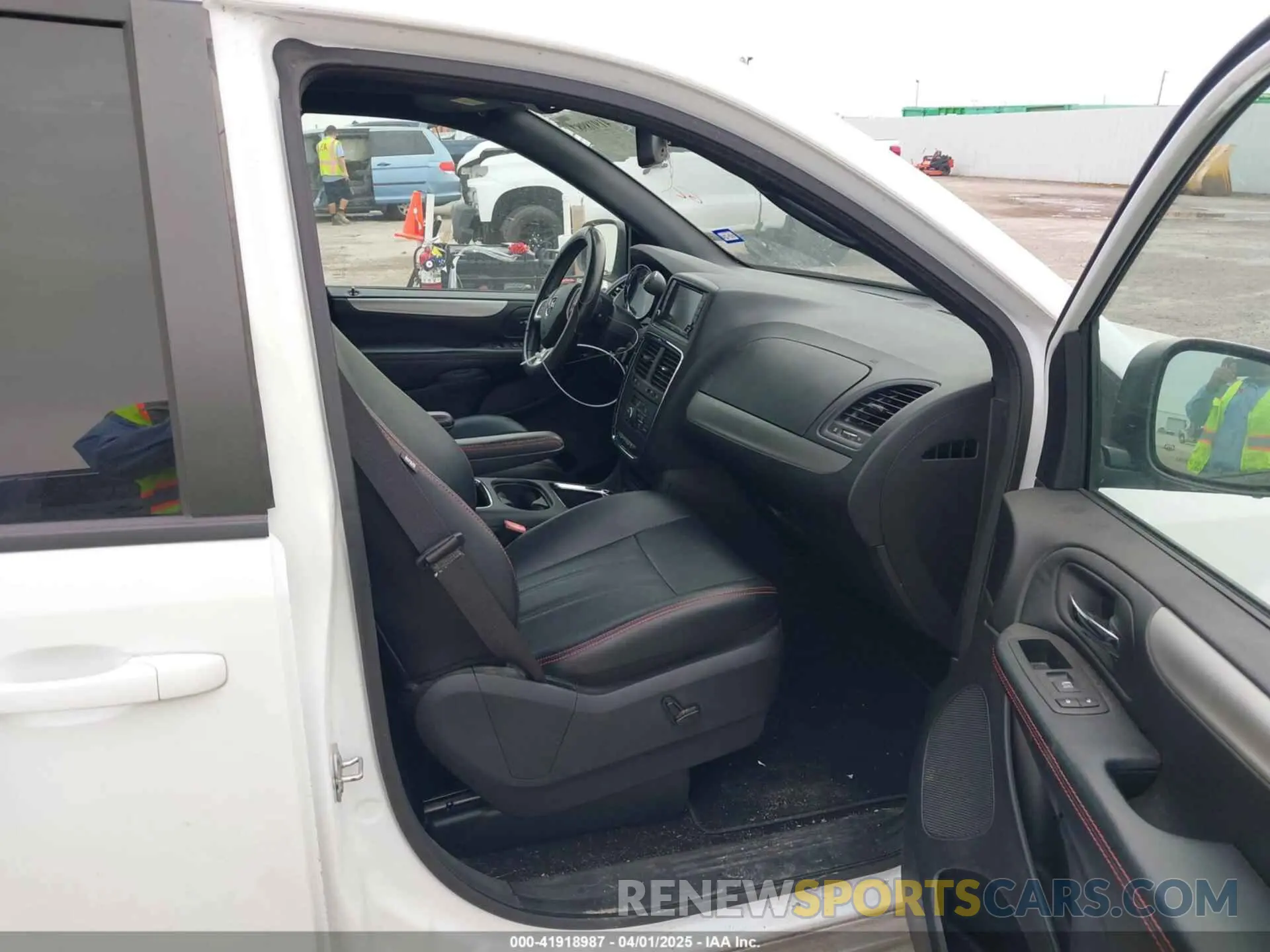 5 Photograph of a damaged car 2C4RDGEG3KR736305 DODGE GRAND CARAVAN 2019