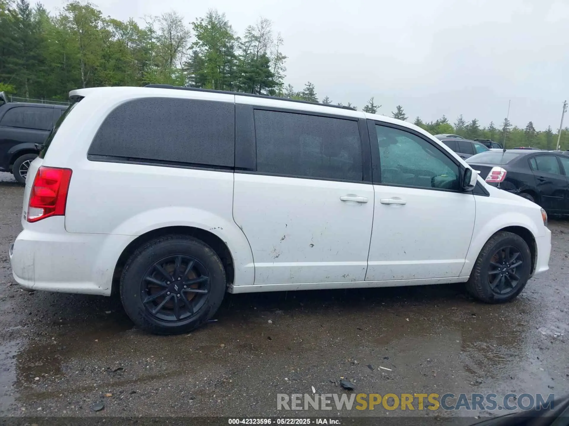 14 Photograph of a damaged car 2C4RDGEG3KR752598 DODGE GRAND CARAVAN 2019