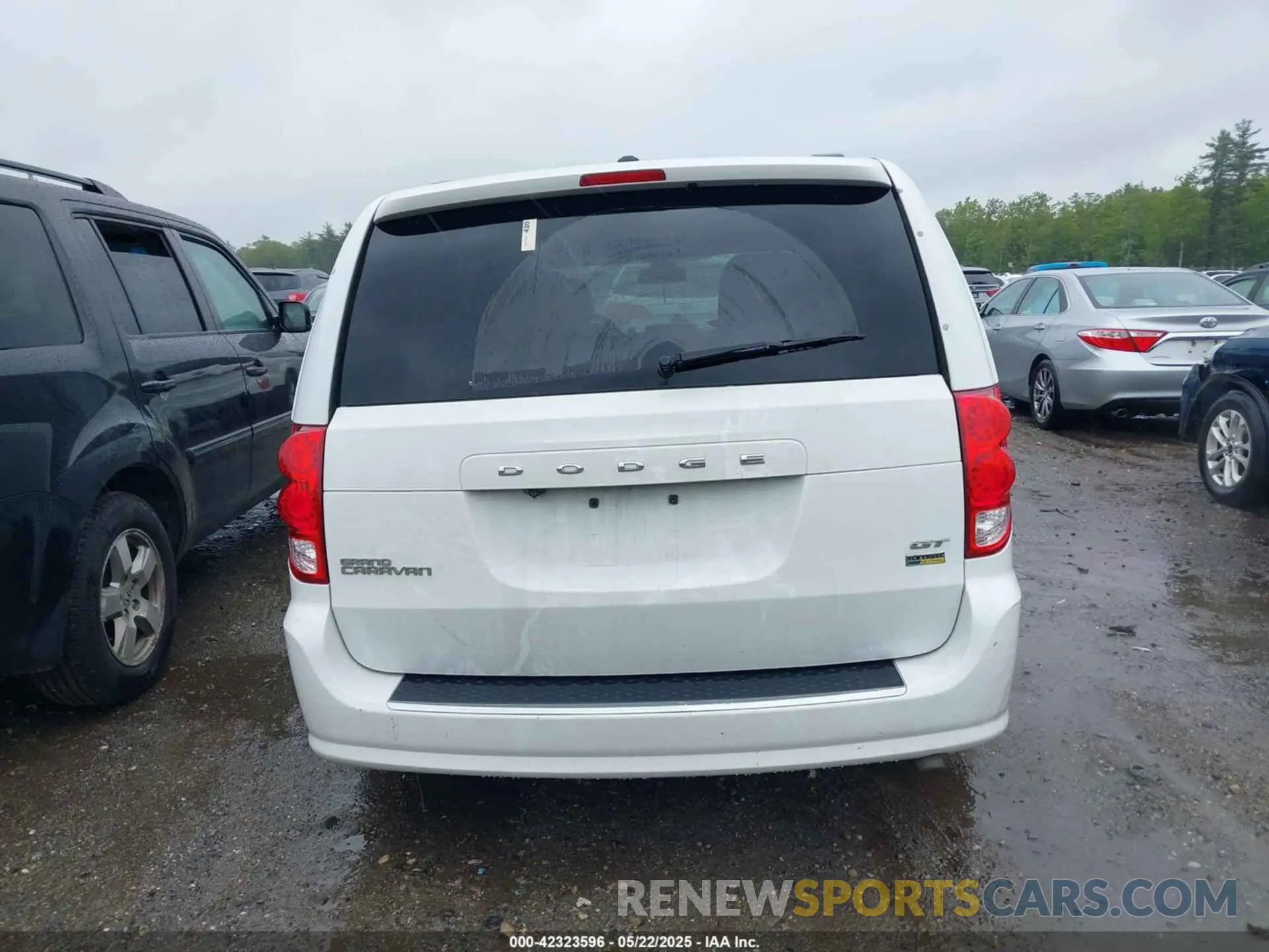 17 Photograph of a damaged car 2C4RDGEG3KR752598 DODGE GRAND CARAVAN 2019