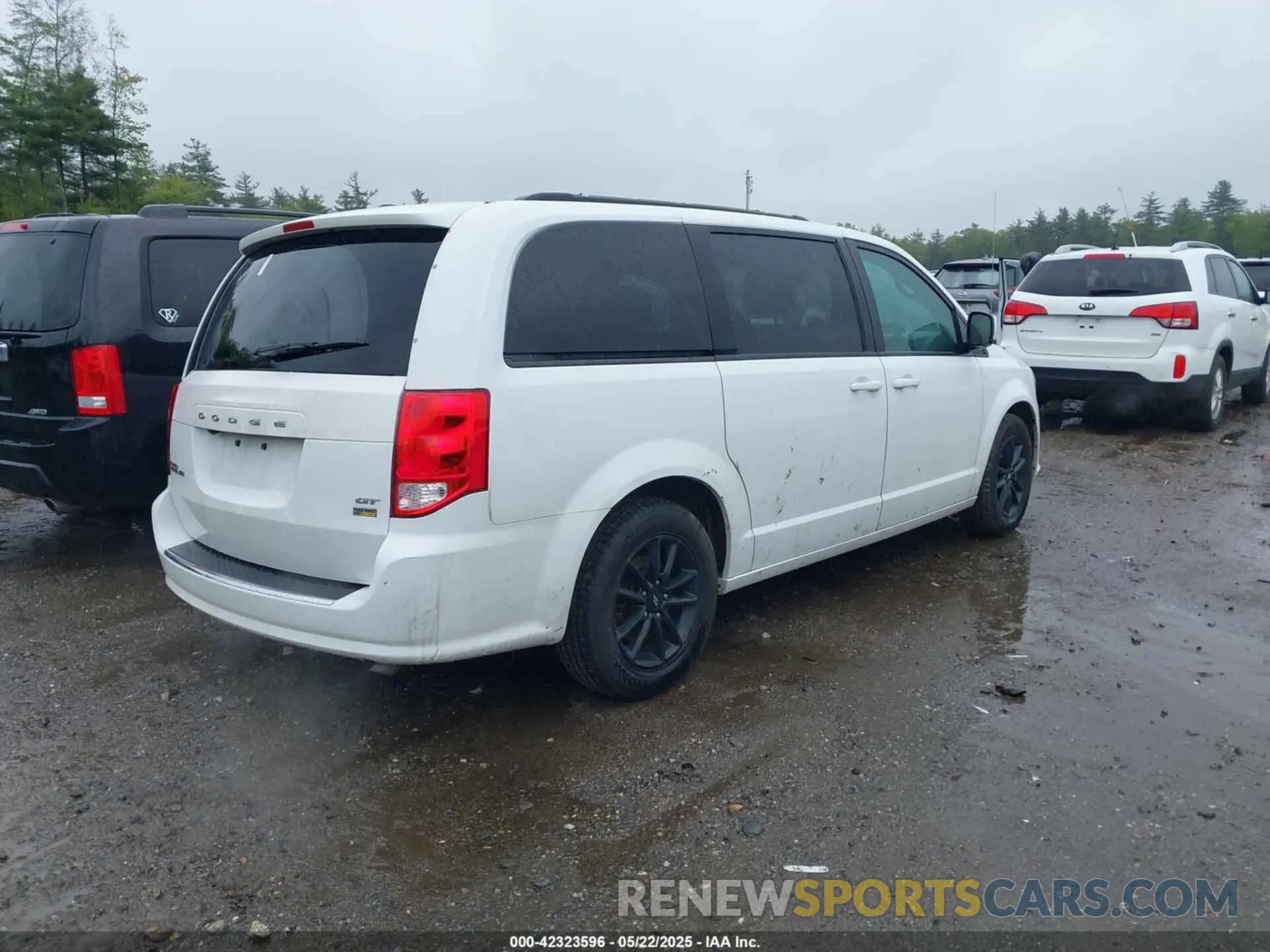 4 Photograph of a damaged car 2C4RDGEG3KR752598 DODGE GRAND CARAVAN 2019