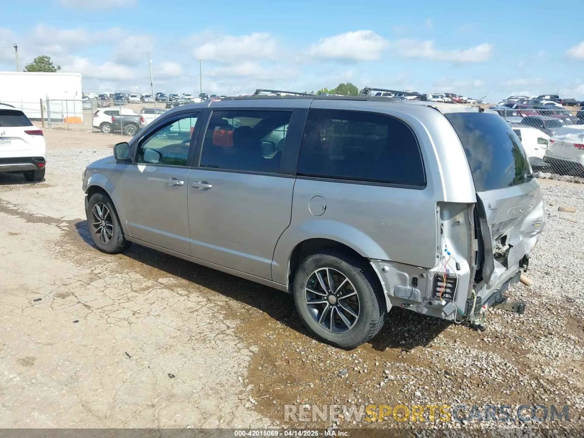 3 Photograph of a damaged car 2C4RDGEG4KR512377 DODGE GRAND CARAVAN 2019