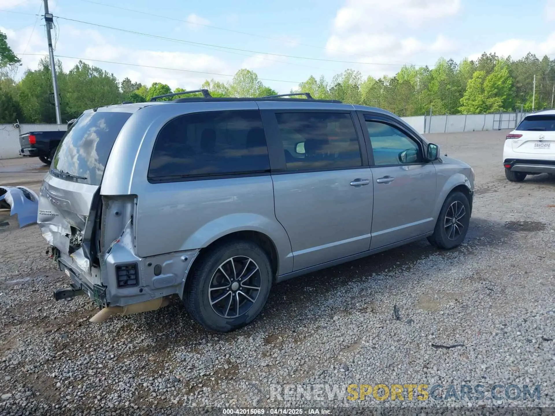 4 Photograph of a damaged car 2C4RDGEG4KR512377 DODGE GRAND CARAVAN 2019