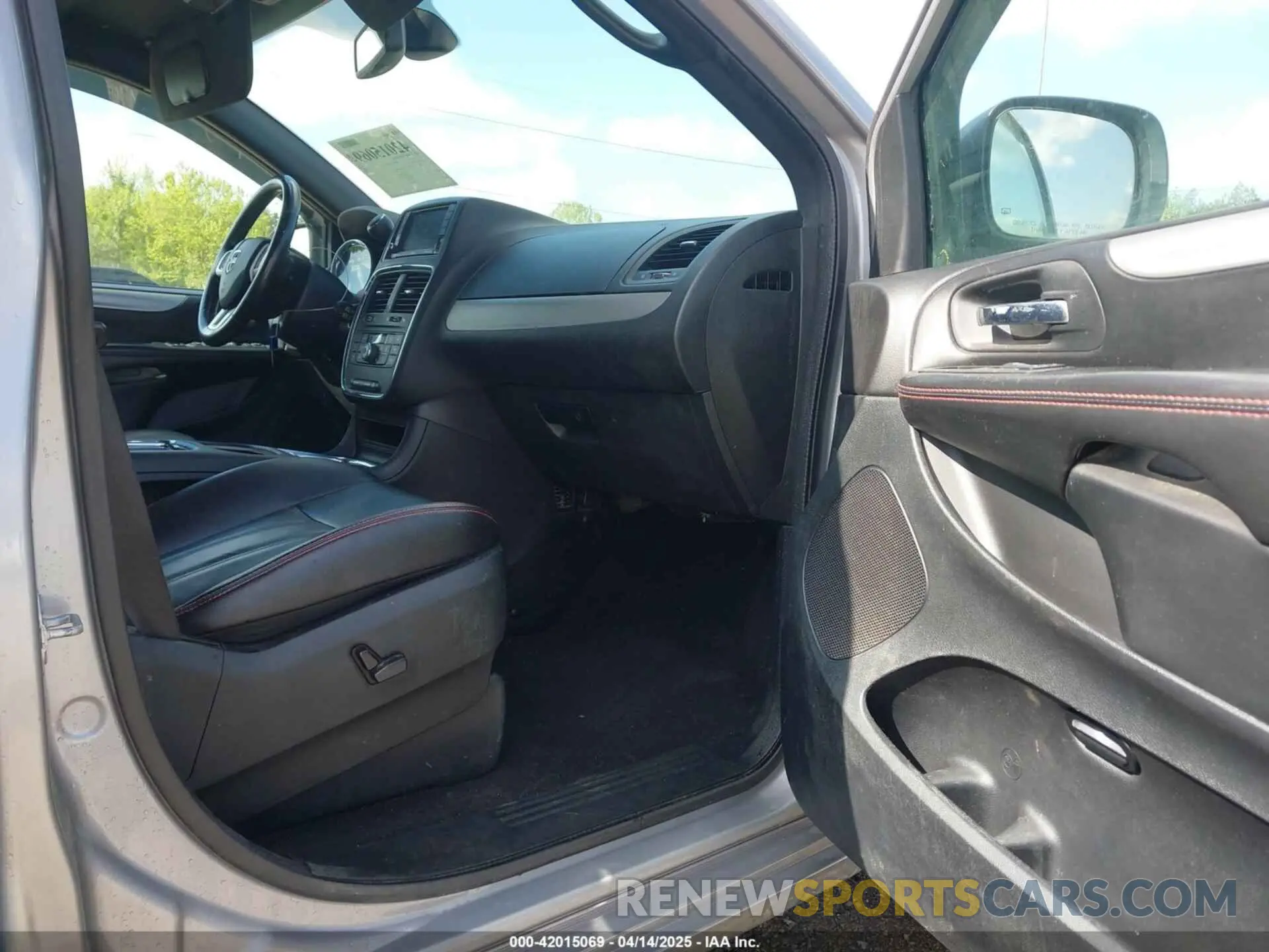 5 Photograph of a damaged car 2C4RDGEG4KR512377 DODGE GRAND CARAVAN 2019