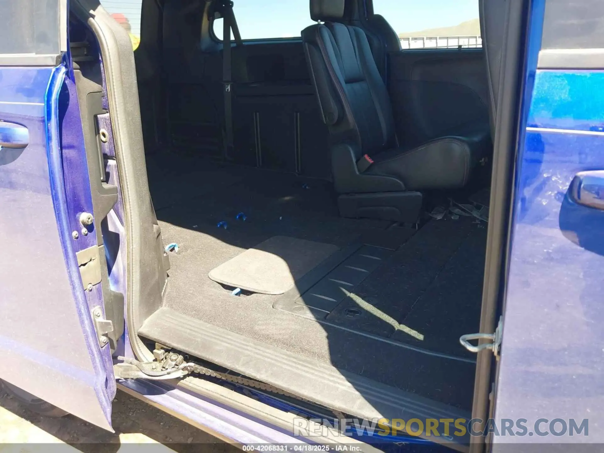 8 Photograph of a damaged car 2C4RDGEG4KR621924 DODGE GRAND CARAVAN 2019