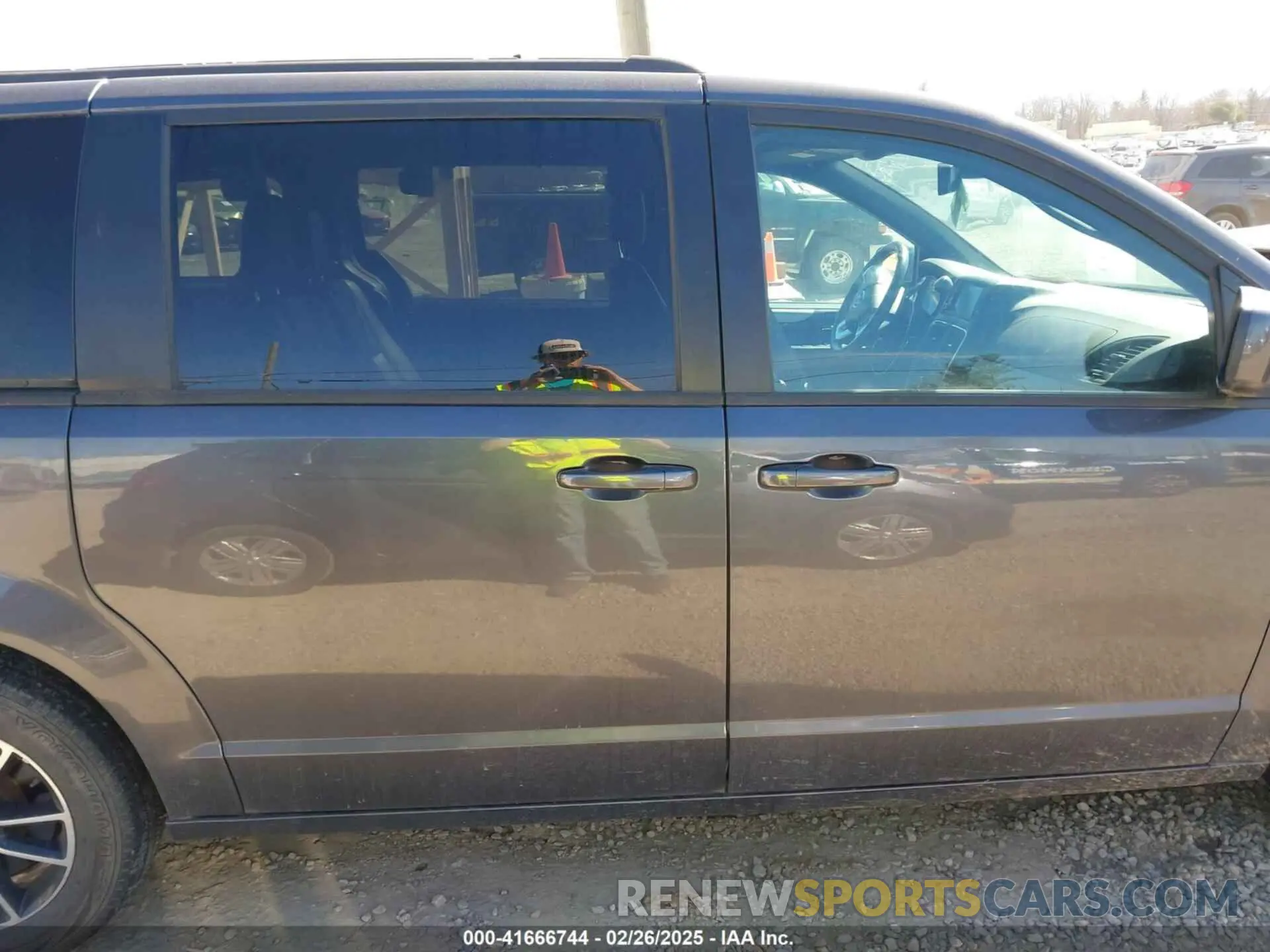 14 Photograph of a damaged car 2C4RDGEG4KR647200 DODGE GRAND CARAVAN 2019