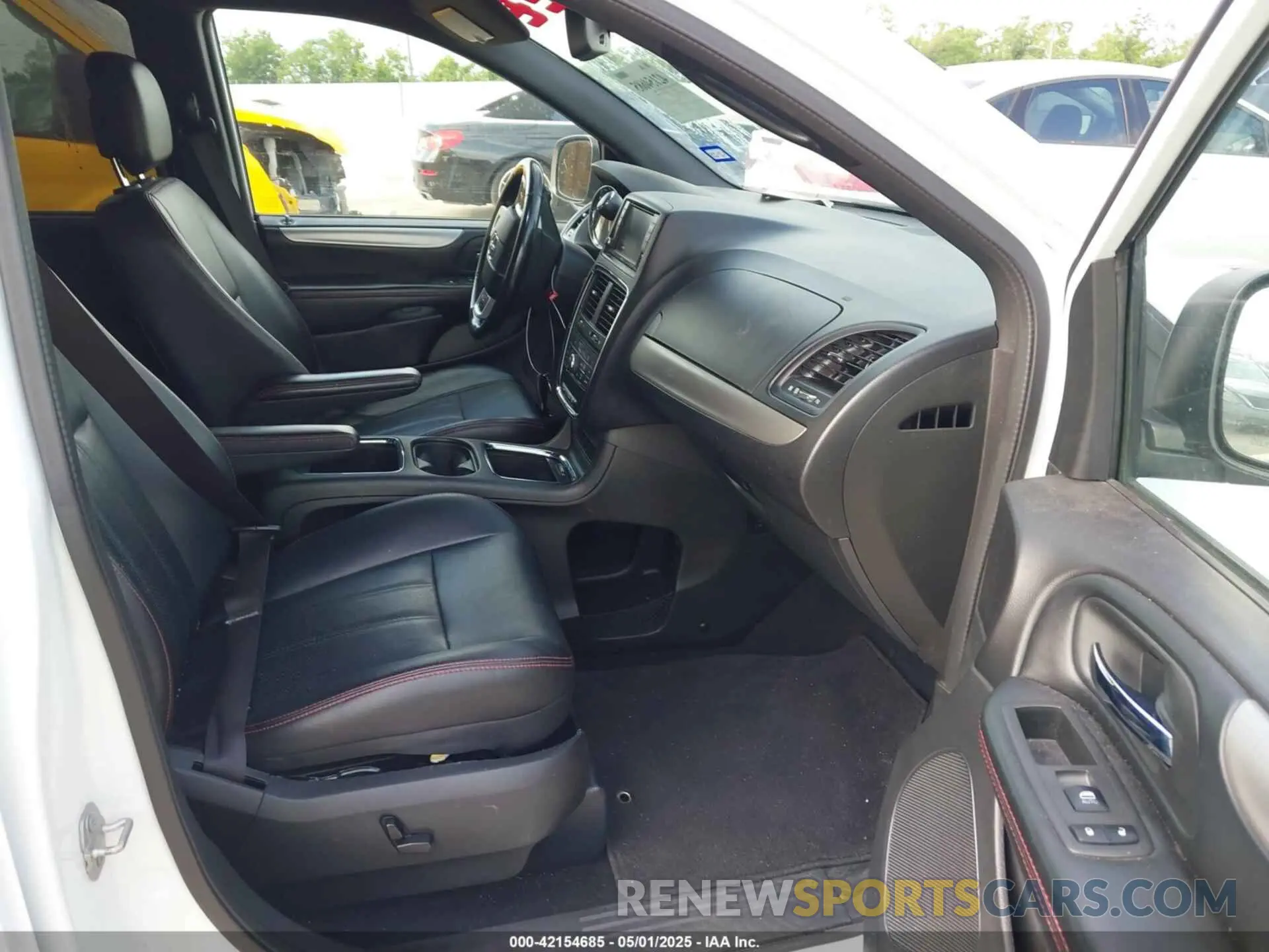 5 Photograph of a damaged car 2C4RDGEG4KR670475 DODGE GRAND CARAVAN 2019