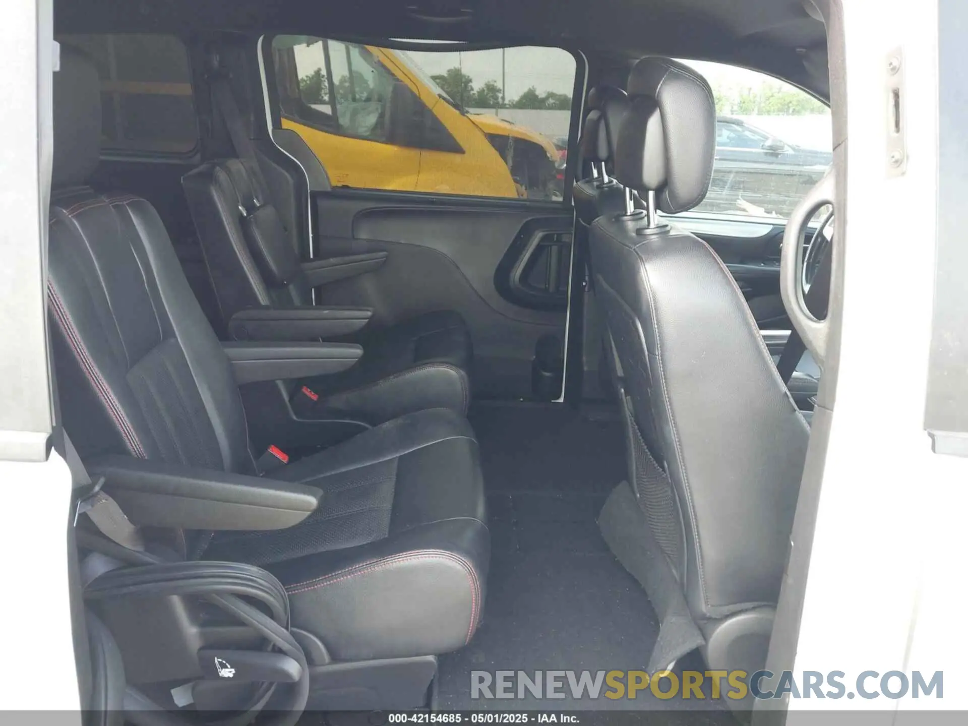 8 Photograph of a damaged car 2C4RDGEG4KR670475 DODGE GRAND CARAVAN 2019