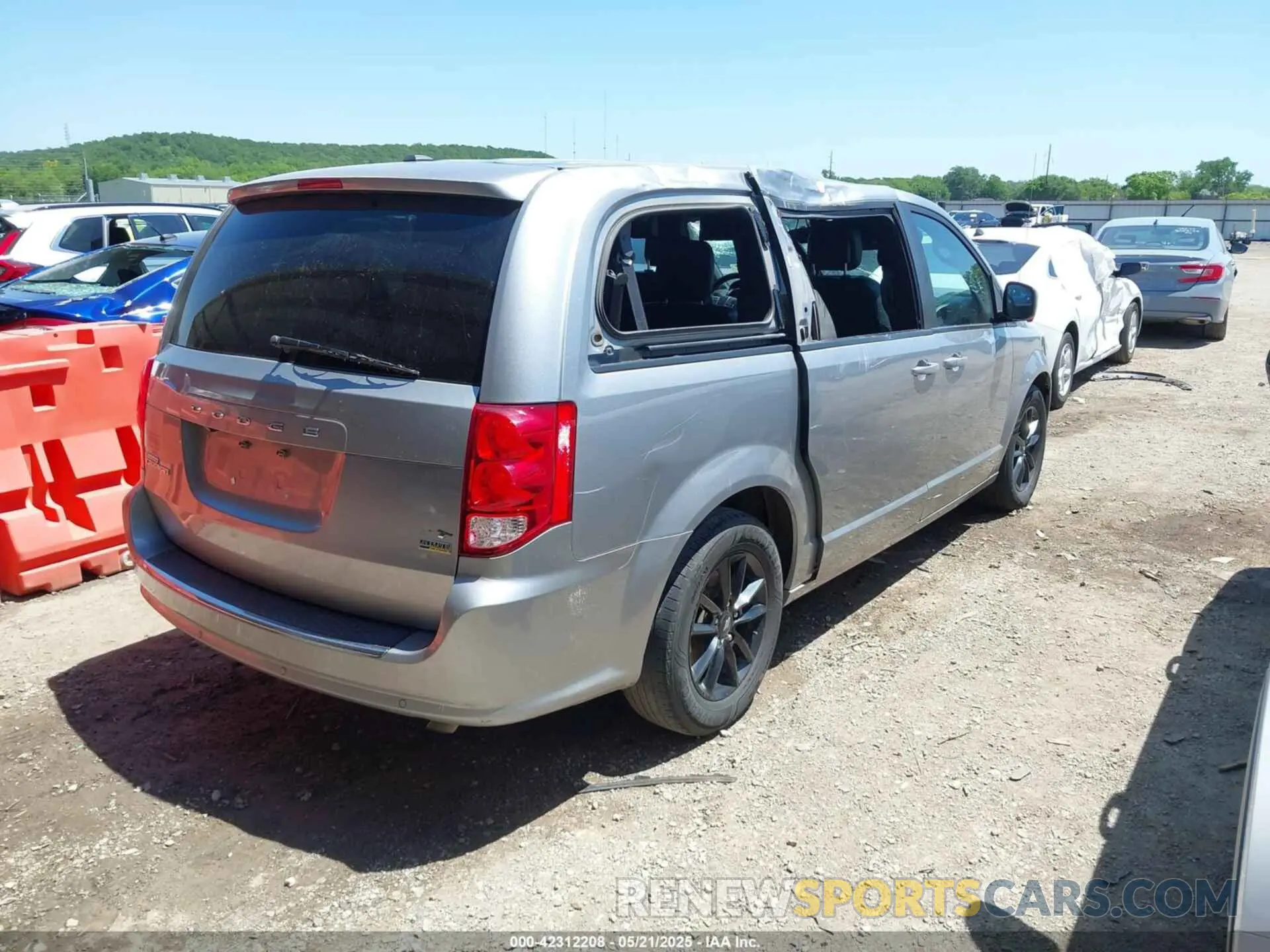 4 Photograph of a damaged car 2C4RDGEG4KR716080 DODGE GRAND CARAVAN 2019