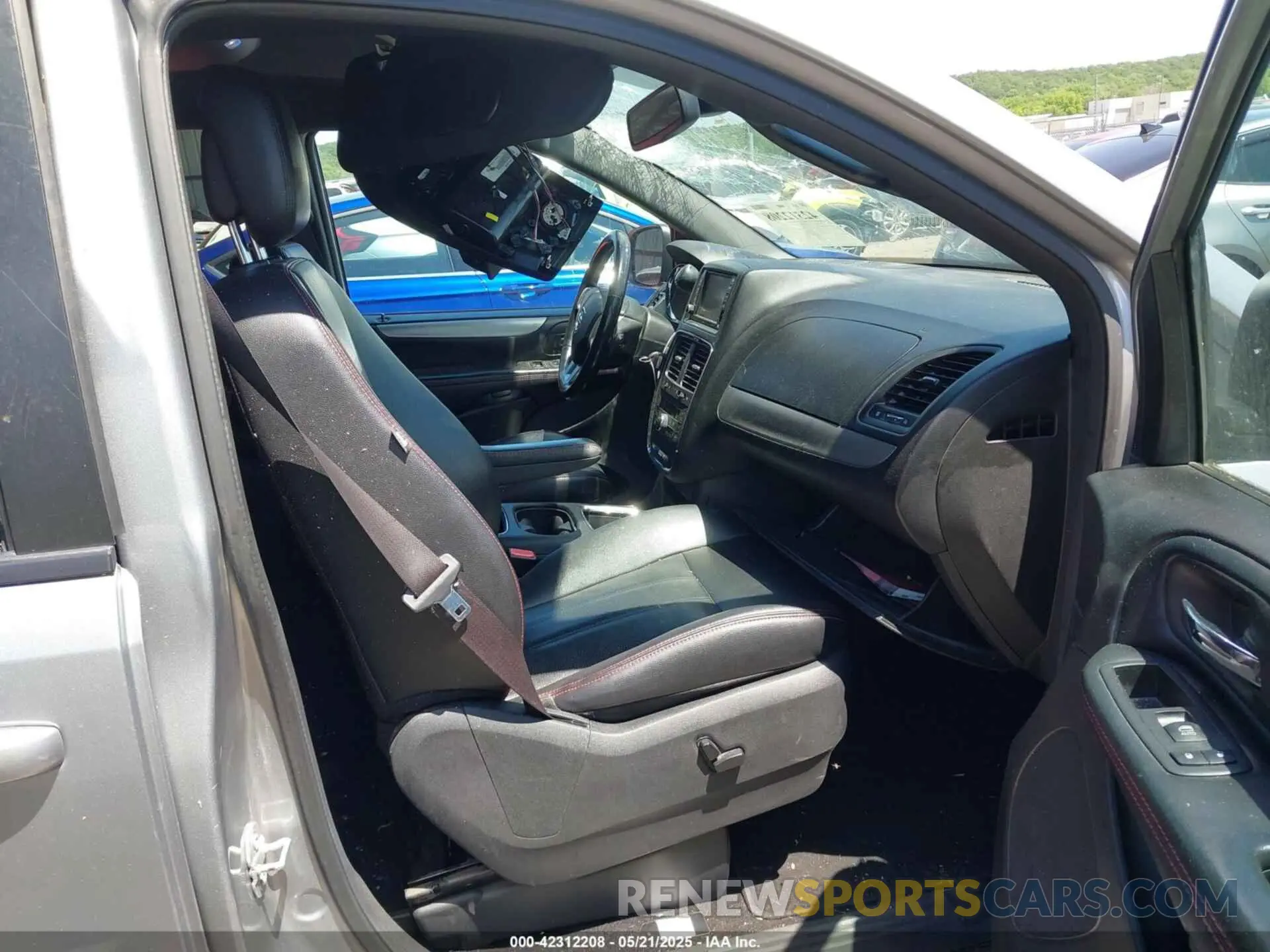 5 Photograph of a damaged car 2C4RDGEG4KR716080 DODGE GRAND CARAVAN 2019
