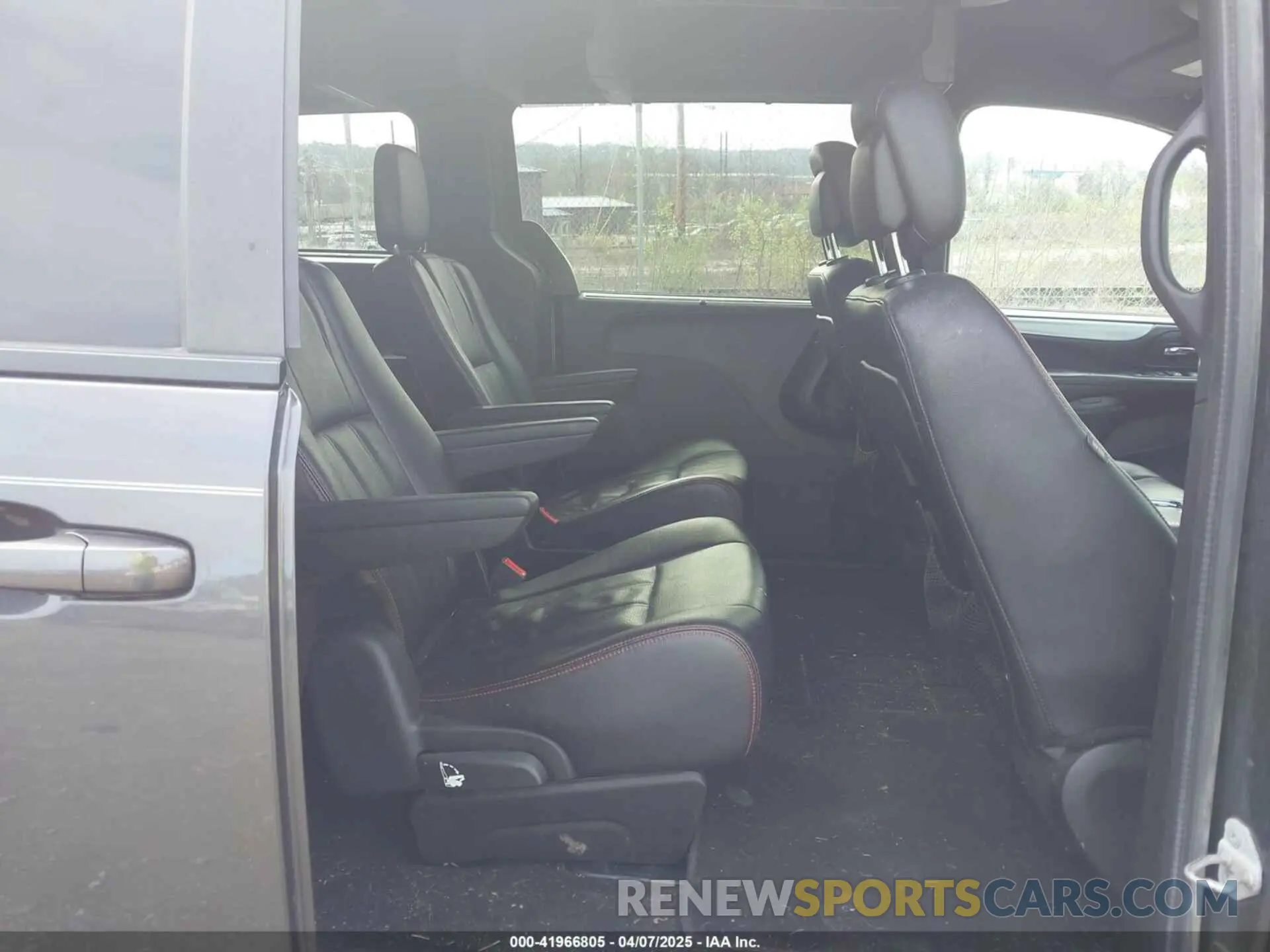 8 Photograph of a damaged car 2C4RDGEG4KR739780 DODGE GRAND CARAVAN 2019