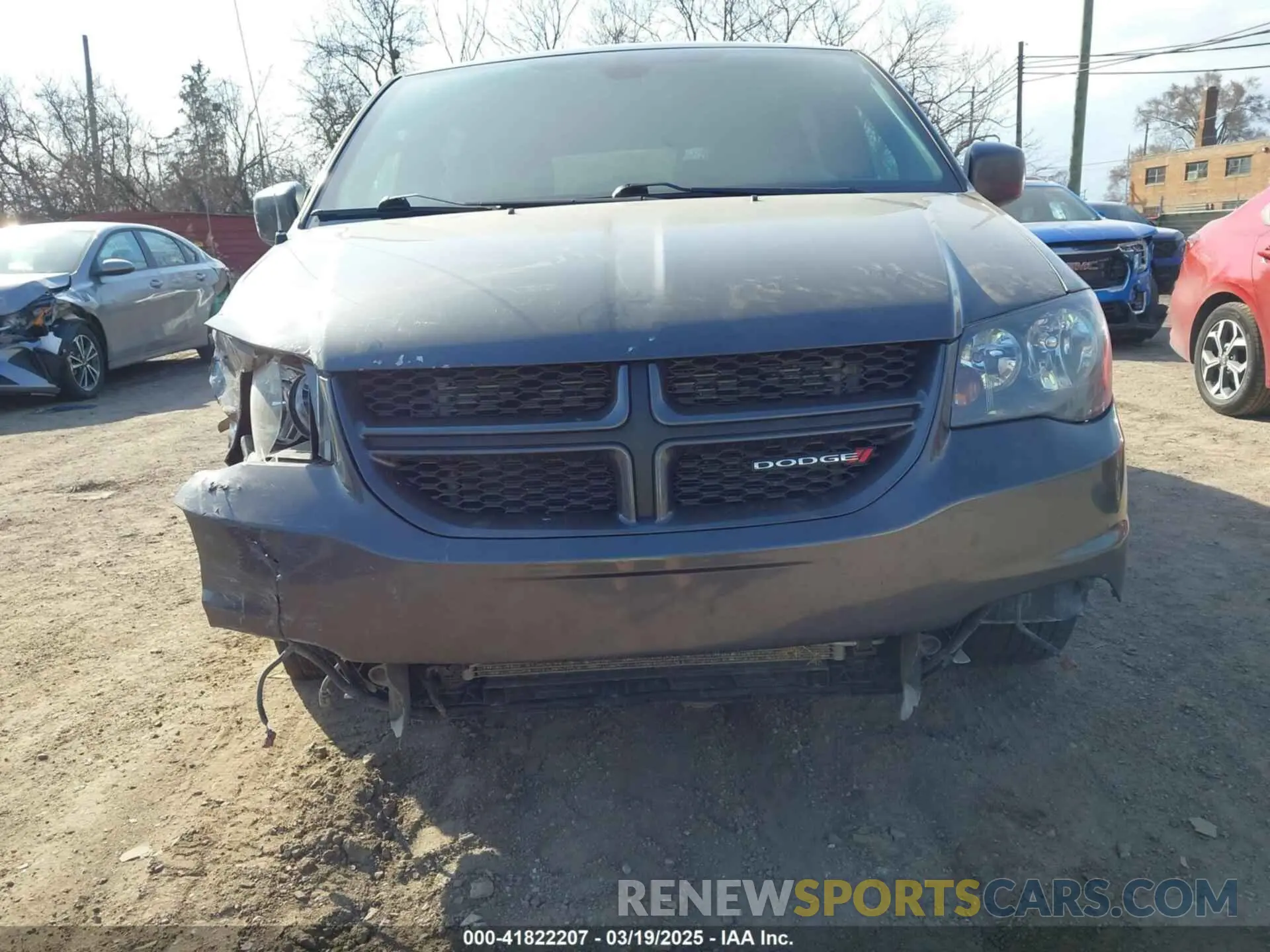 13 Photograph of a damaged car 2C4RDGEG5KR565377 DODGE GRAND CARAVAN 2019