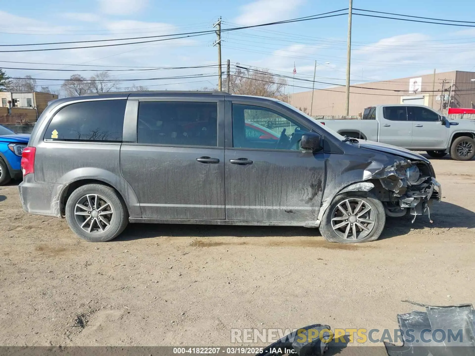 14 Photograph of a damaged car 2C4RDGEG5KR565377 DODGE GRAND CARAVAN 2019