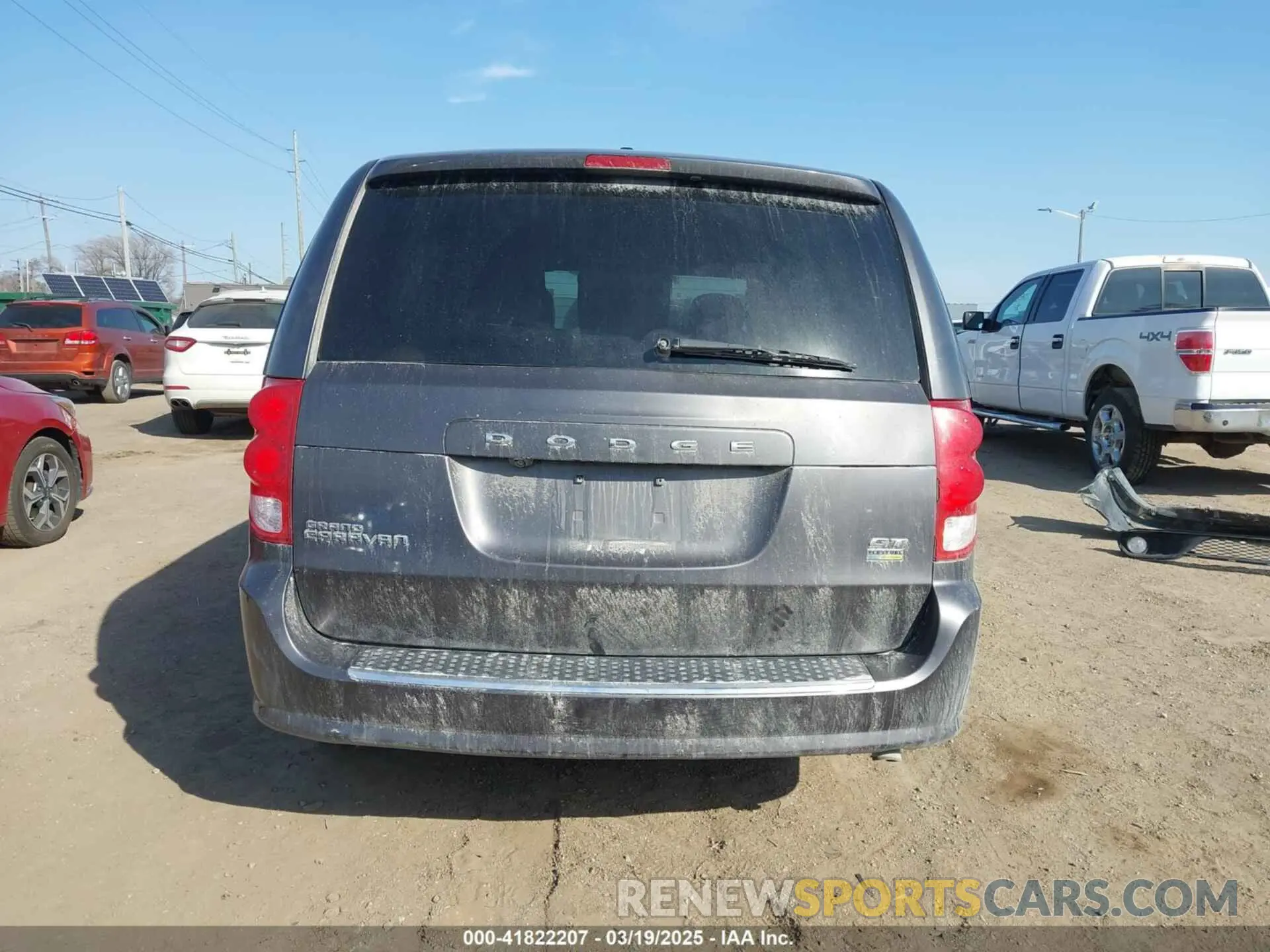 17 Photograph of a damaged car 2C4RDGEG5KR565377 DODGE GRAND CARAVAN 2019